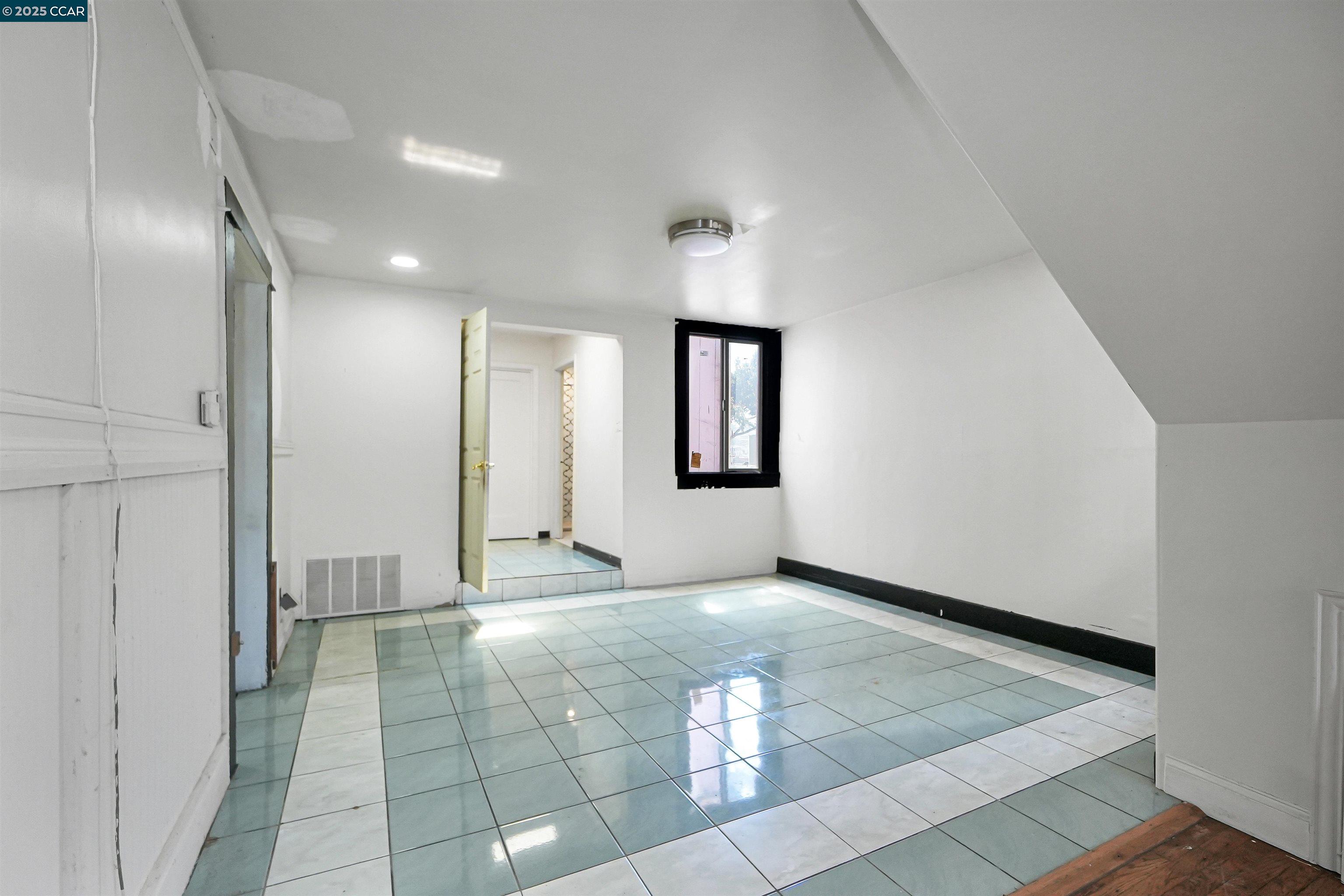 Detail Gallery Image 12 of 48 For 215 Thornton Ave, San Francisco,  CA 94124 - 4 Beds | 1/1 Baths