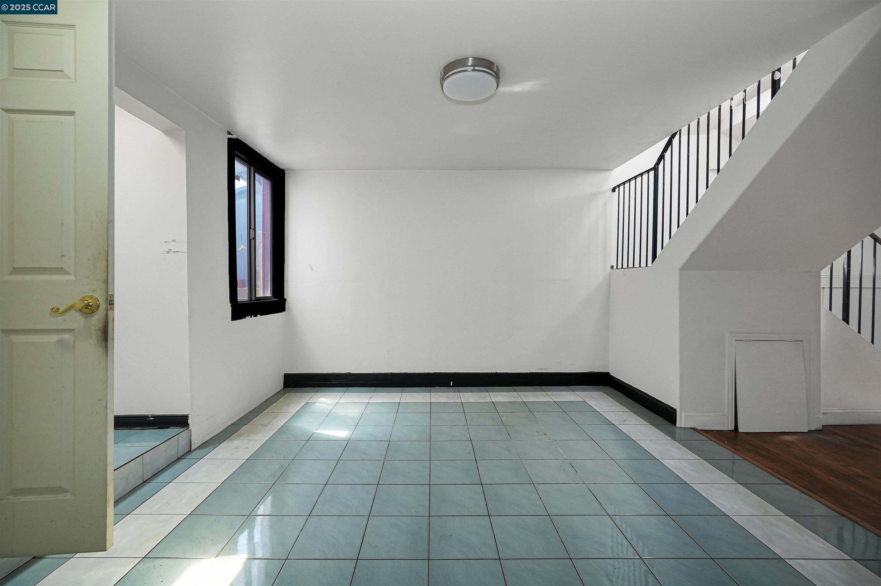 Detail Gallery Image 14 of 48 For 215 Thornton Ave, San Francisco,  CA 94124 - 4 Beds | 1/1 Baths