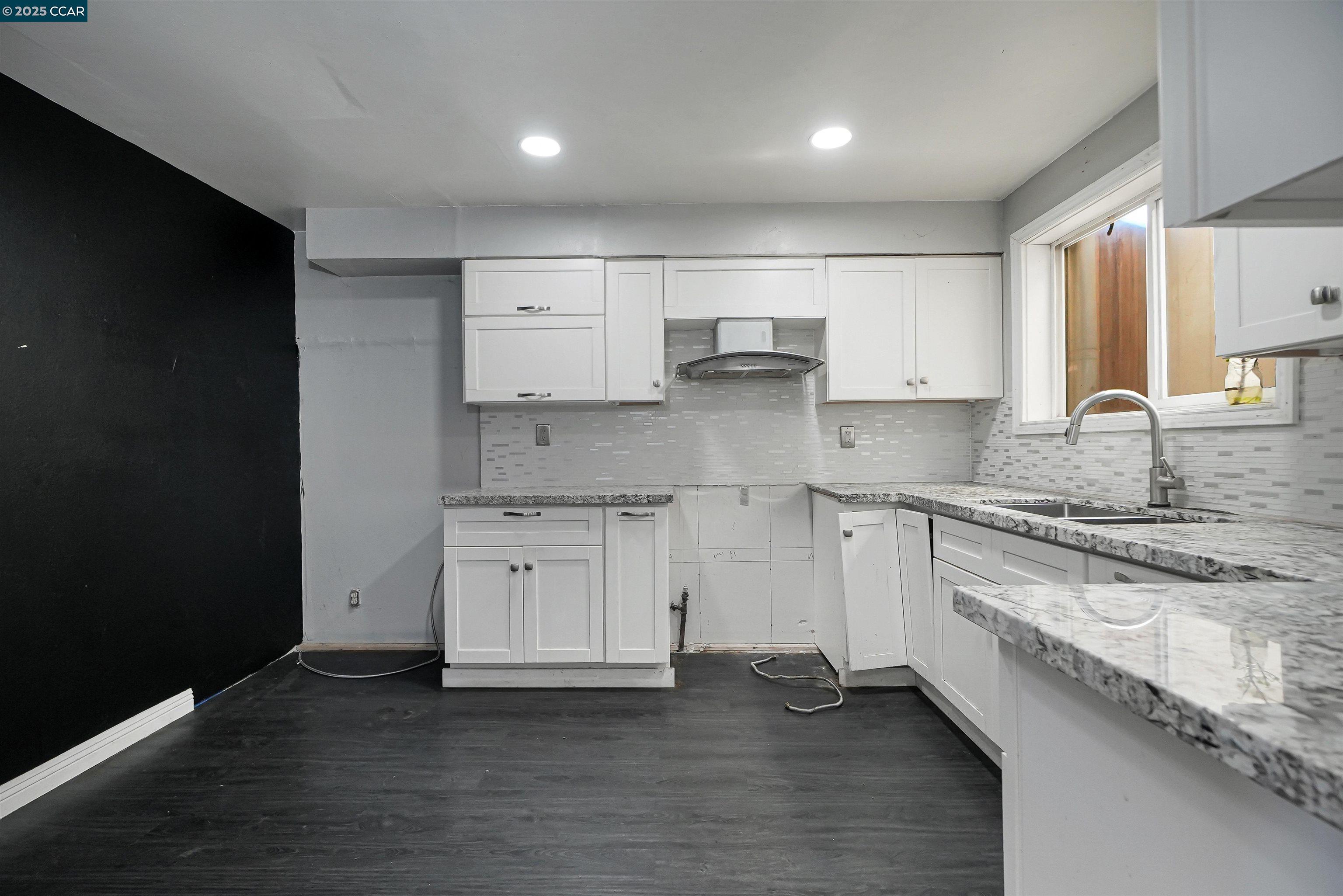 Detail Gallery Image 15 of 48 For 215 Thornton Ave, San Francisco,  CA 94124 - 4 Beds | 1/1 Baths