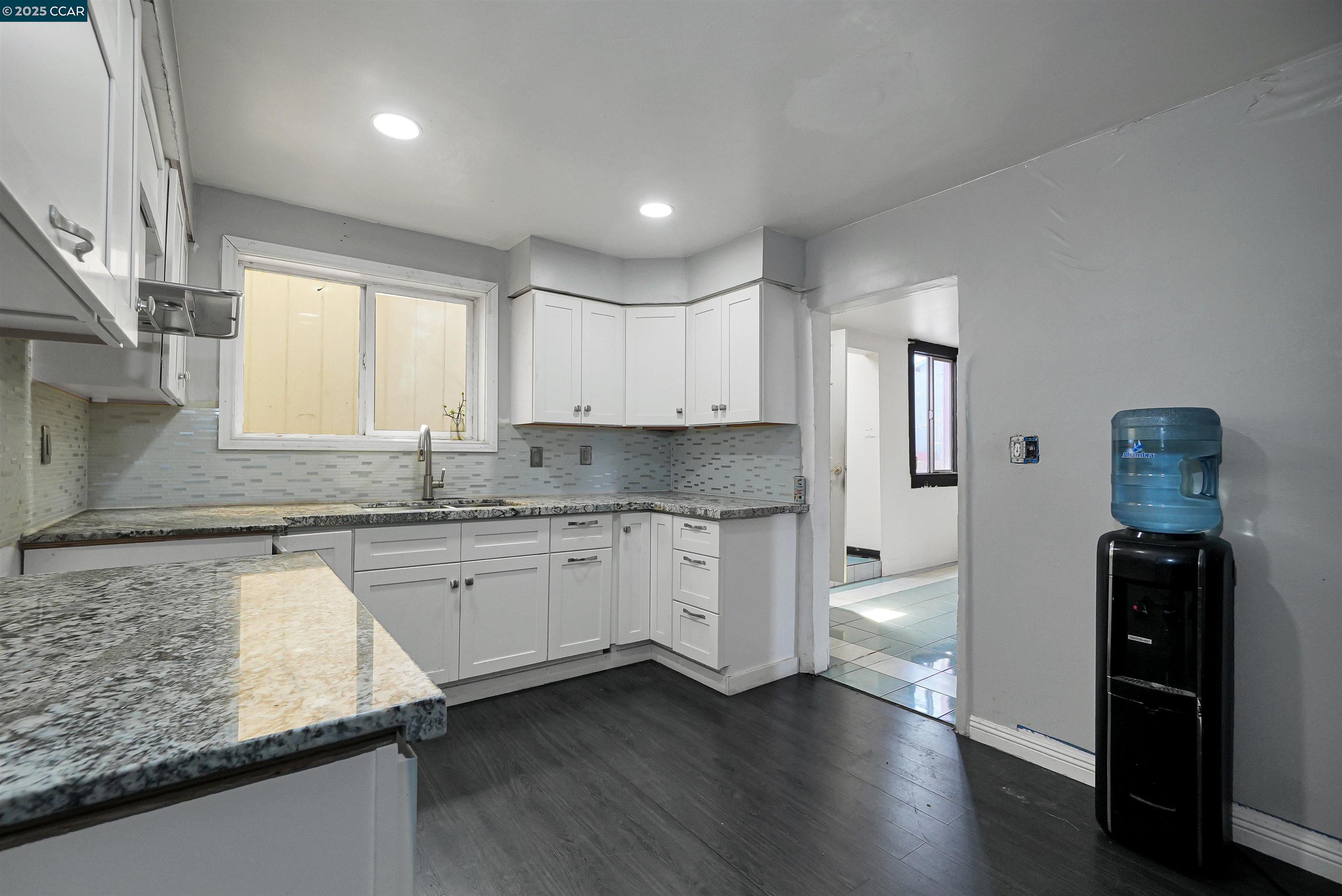 Detail Gallery Image 16 of 48 For 215 Thornton Ave, San Francisco,  CA 94124 - 4 Beds | 1/1 Baths
