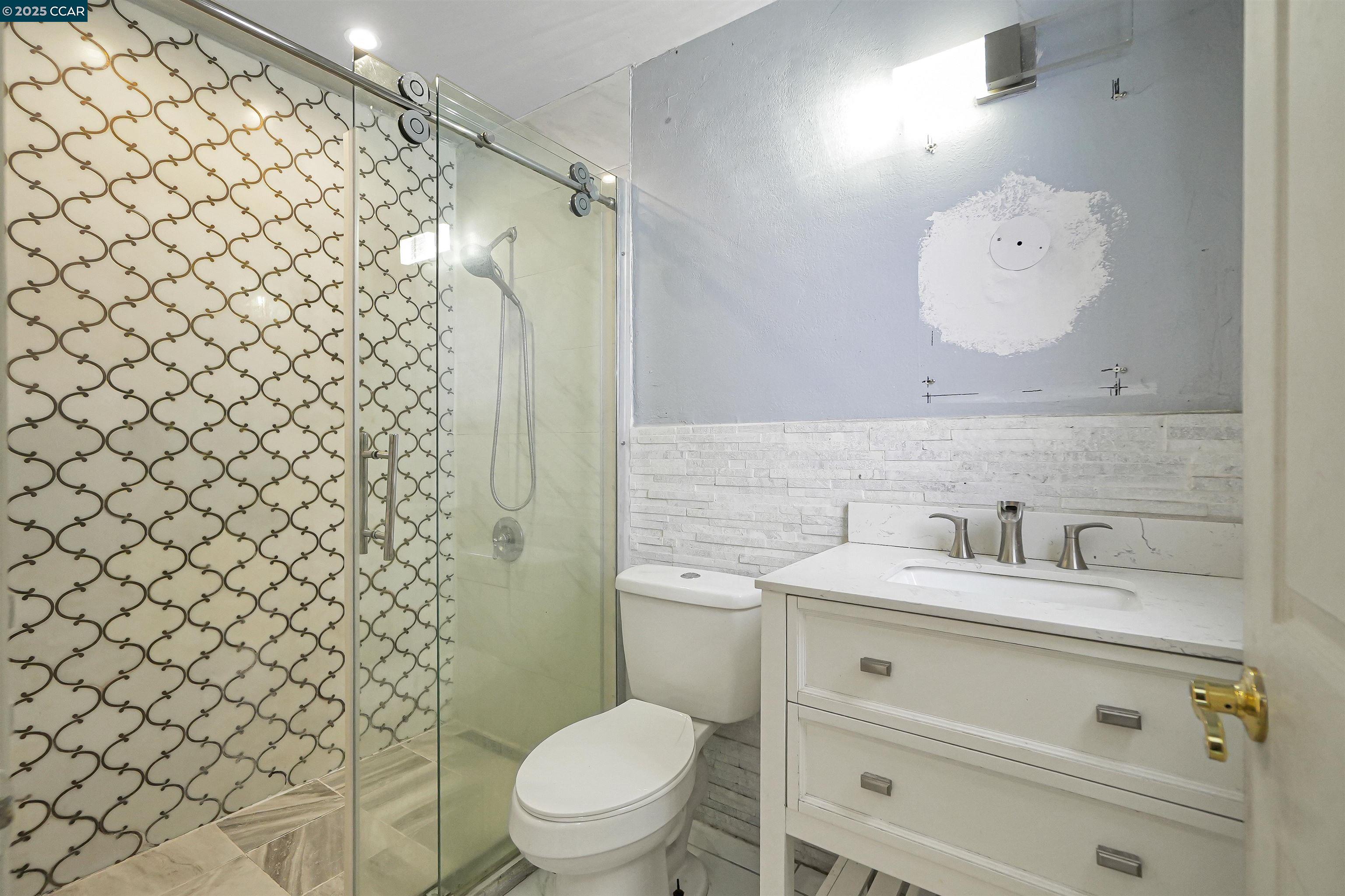 Detail Gallery Image 19 of 48 For 215 Thornton Ave, San Francisco,  CA 94124 - 4 Beds | 1/1 Baths