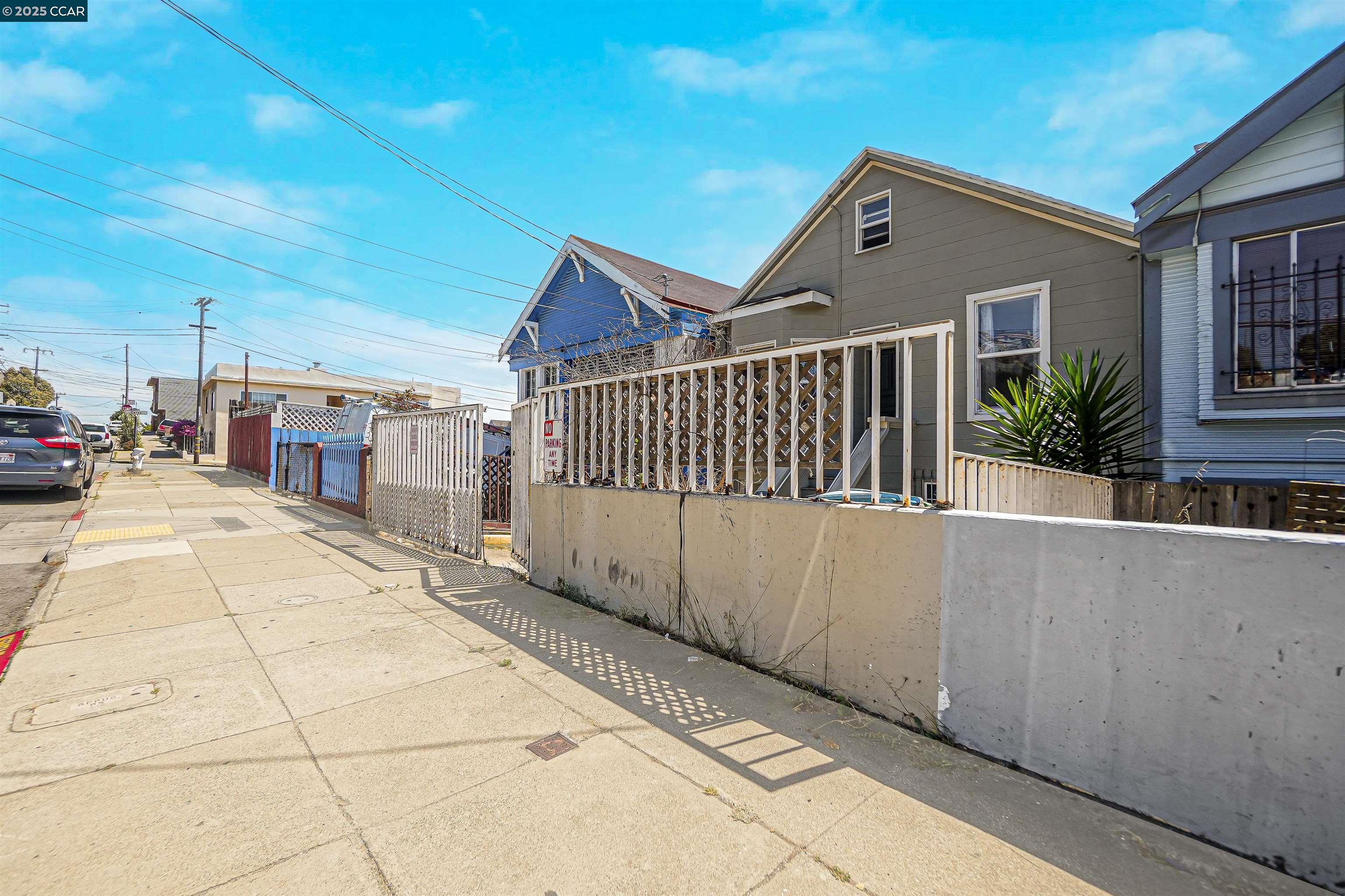Detail Gallery Image 3 of 48 For 215 Thornton Ave, San Francisco,  CA 94124 - 4 Beds | 1/1 Baths