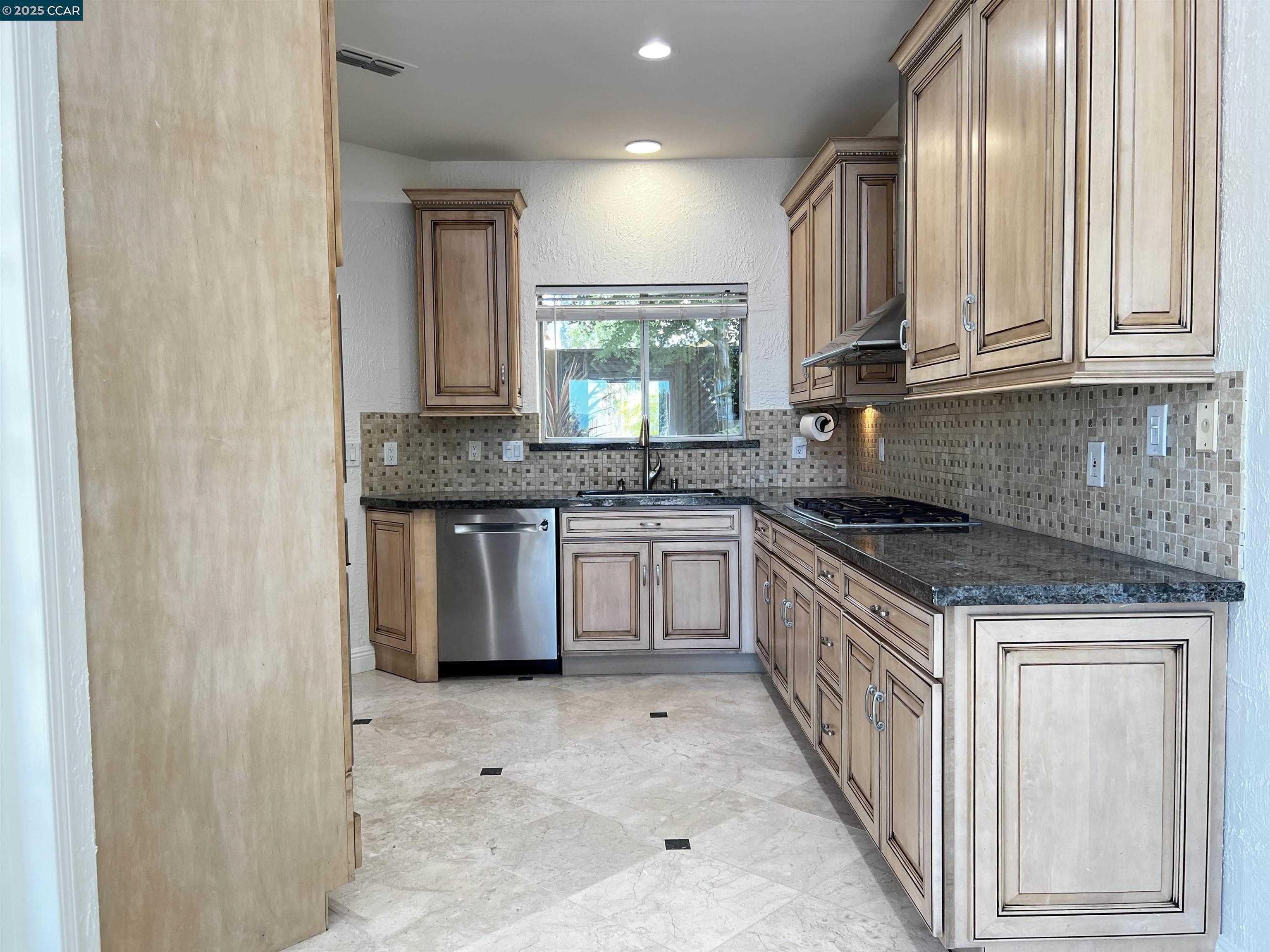 Detail Gallery Image 9 of 39 For 120 Cortona Dr, San Ramon,  CA 94582 - 3 Beds | 2 Baths