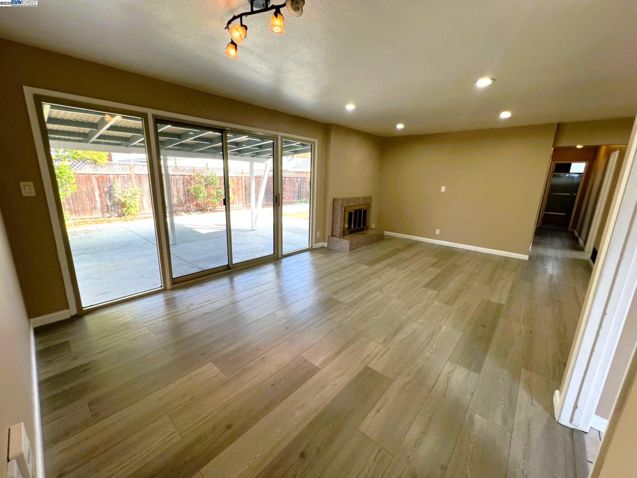 Detail Gallery Image 4 of 23 For 344 Rousseau St, Hayward,  CA 94544 - 3 Beds | 2 Baths