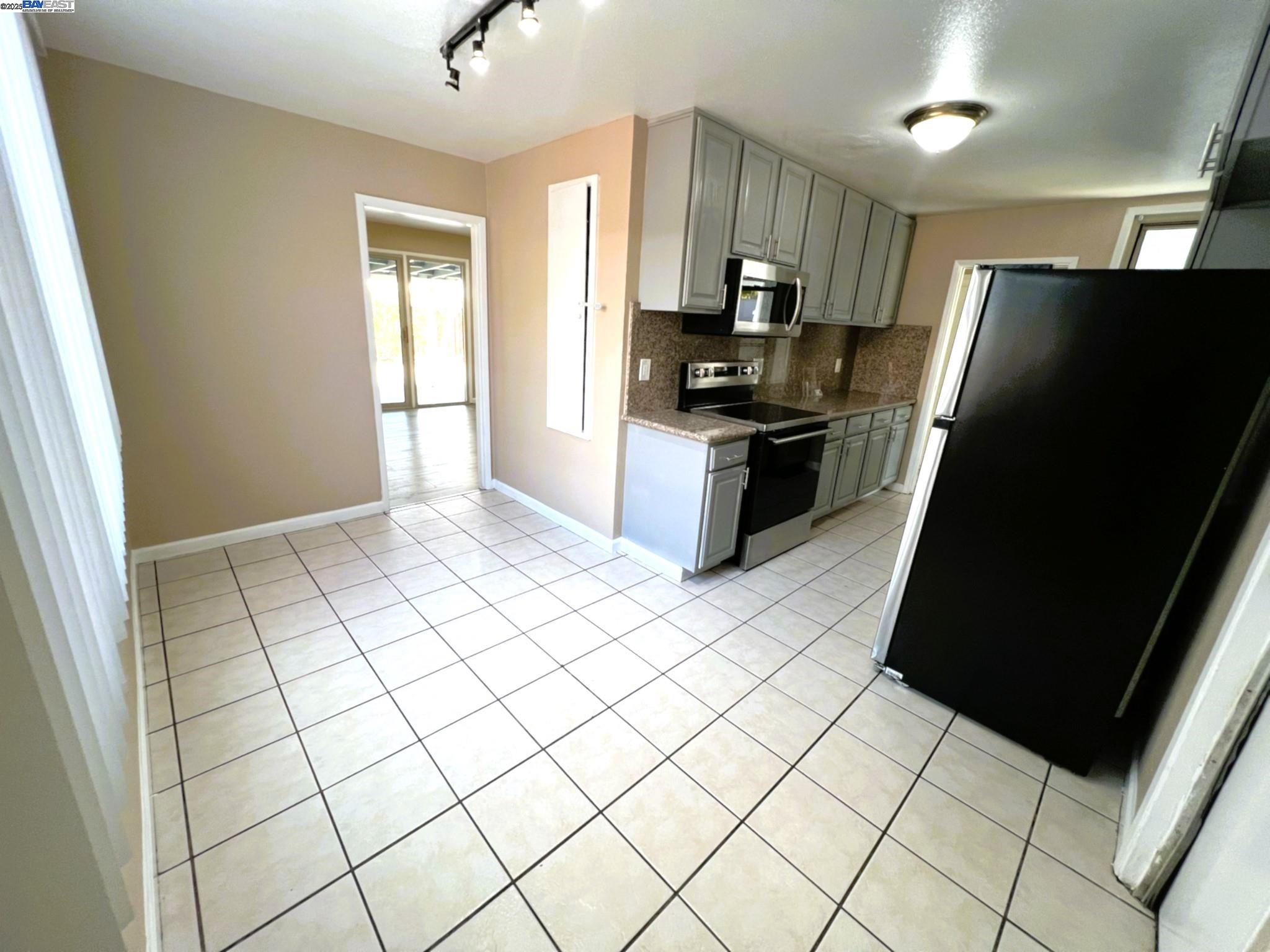 Detail Gallery Image 5 of 23 For 344 Rousseau St, Hayward,  CA 94544 - 3 Beds | 2 Baths
