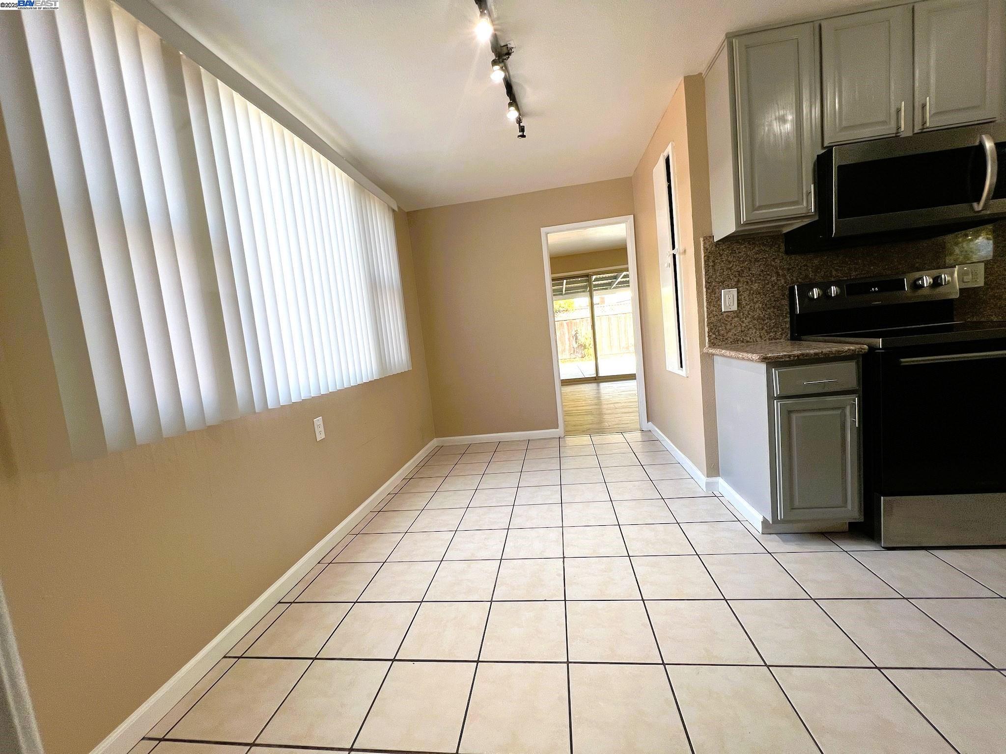 Detail Gallery Image 6 of 23 For 344 Rousseau St, Hayward,  CA 94544 - 3 Beds | 2 Baths