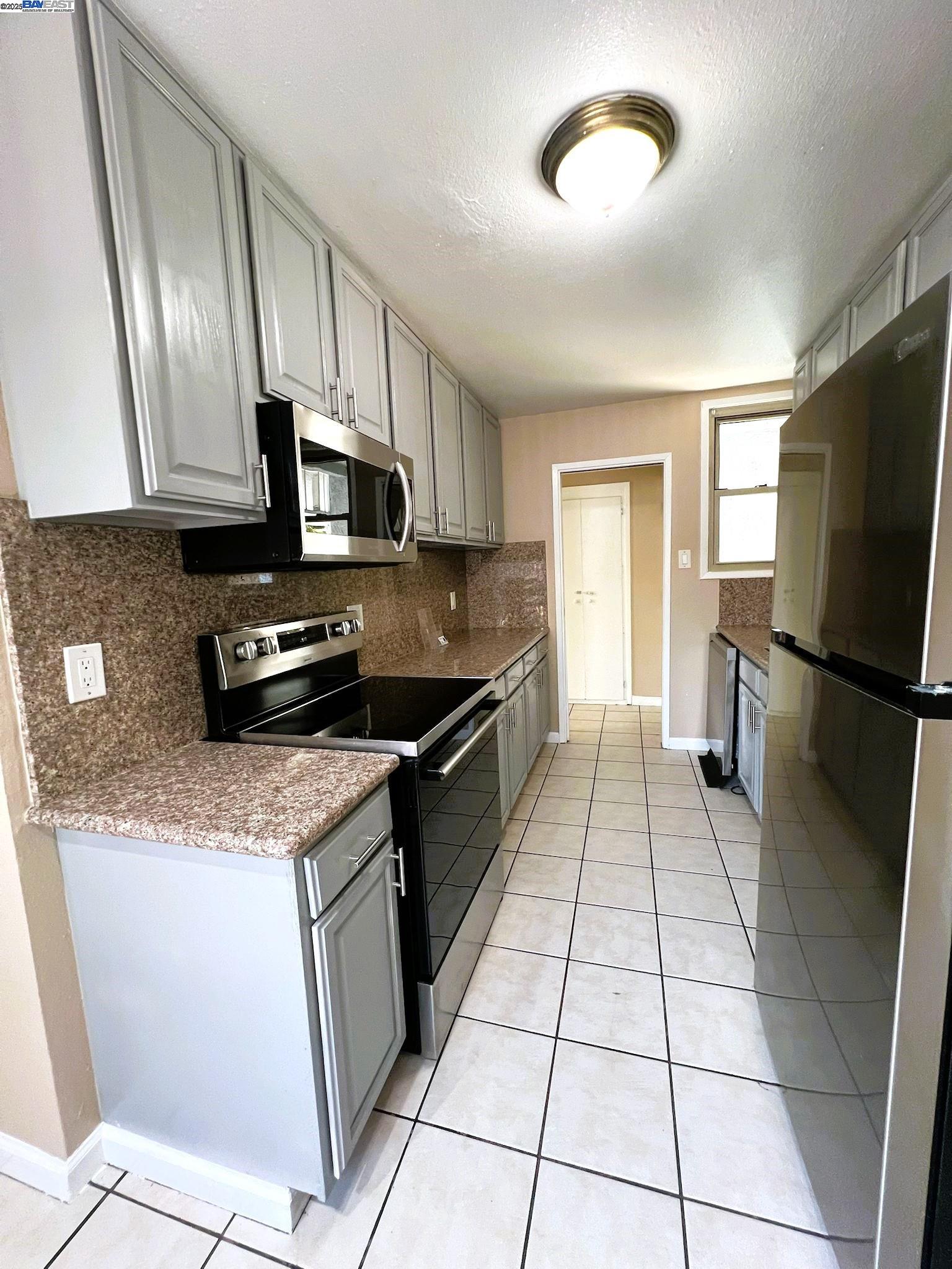 Detail Gallery Image 7 of 23 For 344 Rousseau St, Hayward,  CA 94544 - 3 Beds | 2 Baths