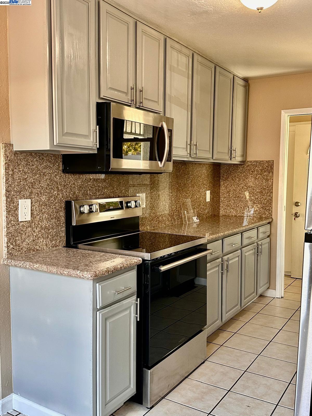Detail Gallery Image 9 of 23 For 344 Rousseau St, Hayward,  CA 94544 - 3 Beds | 2 Baths