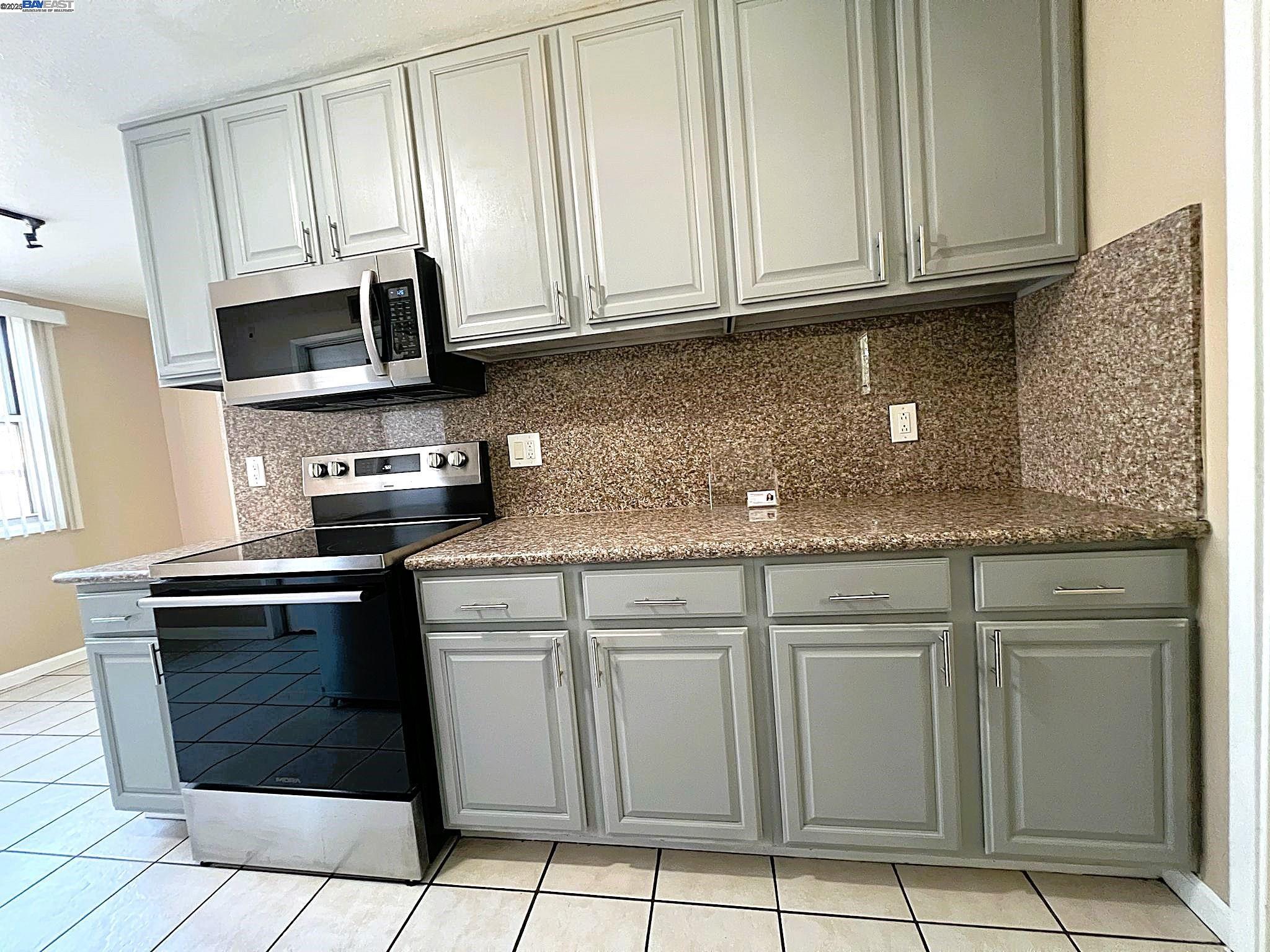 Detail Gallery Image 10 of 23 For 344 Rousseau St, Hayward,  CA 94544 - 3 Beds | 2 Baths