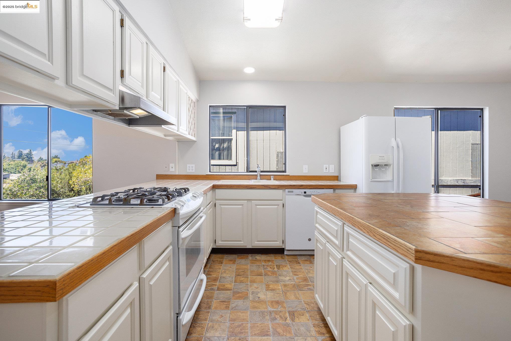 Detail Gallery Image 11 of 32 For 532 Barnes Way, Rodeo,  CA 94572 - 3 Beds | 3 Baths