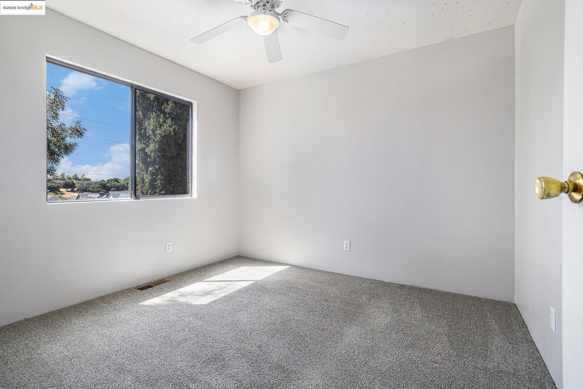 Detail Gallery Image 17 of 32 For 532 Barnes Way, Rodeo,  CA 94572 - 3 Beds | 3 Baths