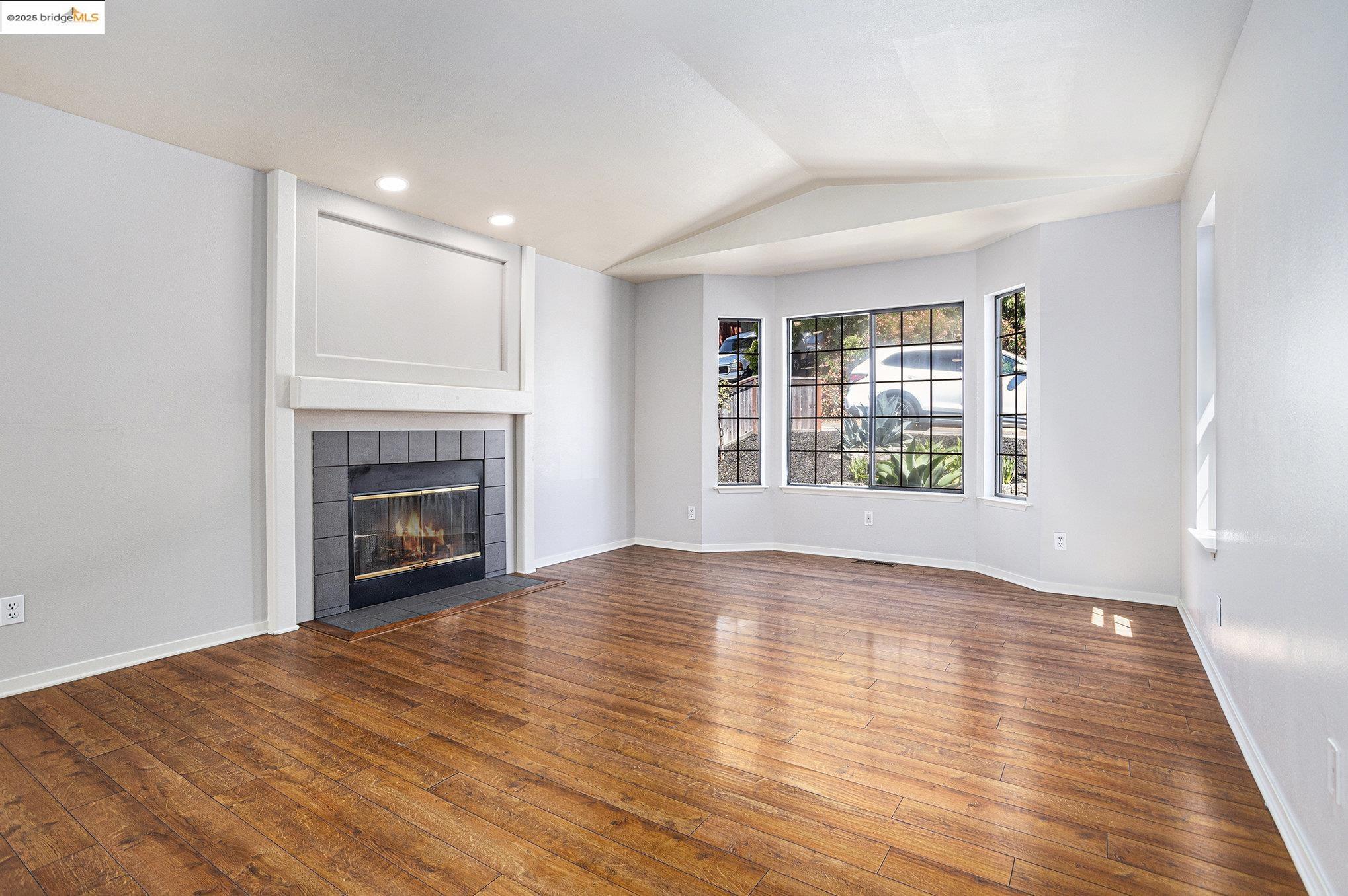 Detail Gallery Image 6 of 32 For 532 Barnes Way, Rodeo,  CA 94572 - 3 Beds | 3 Baths