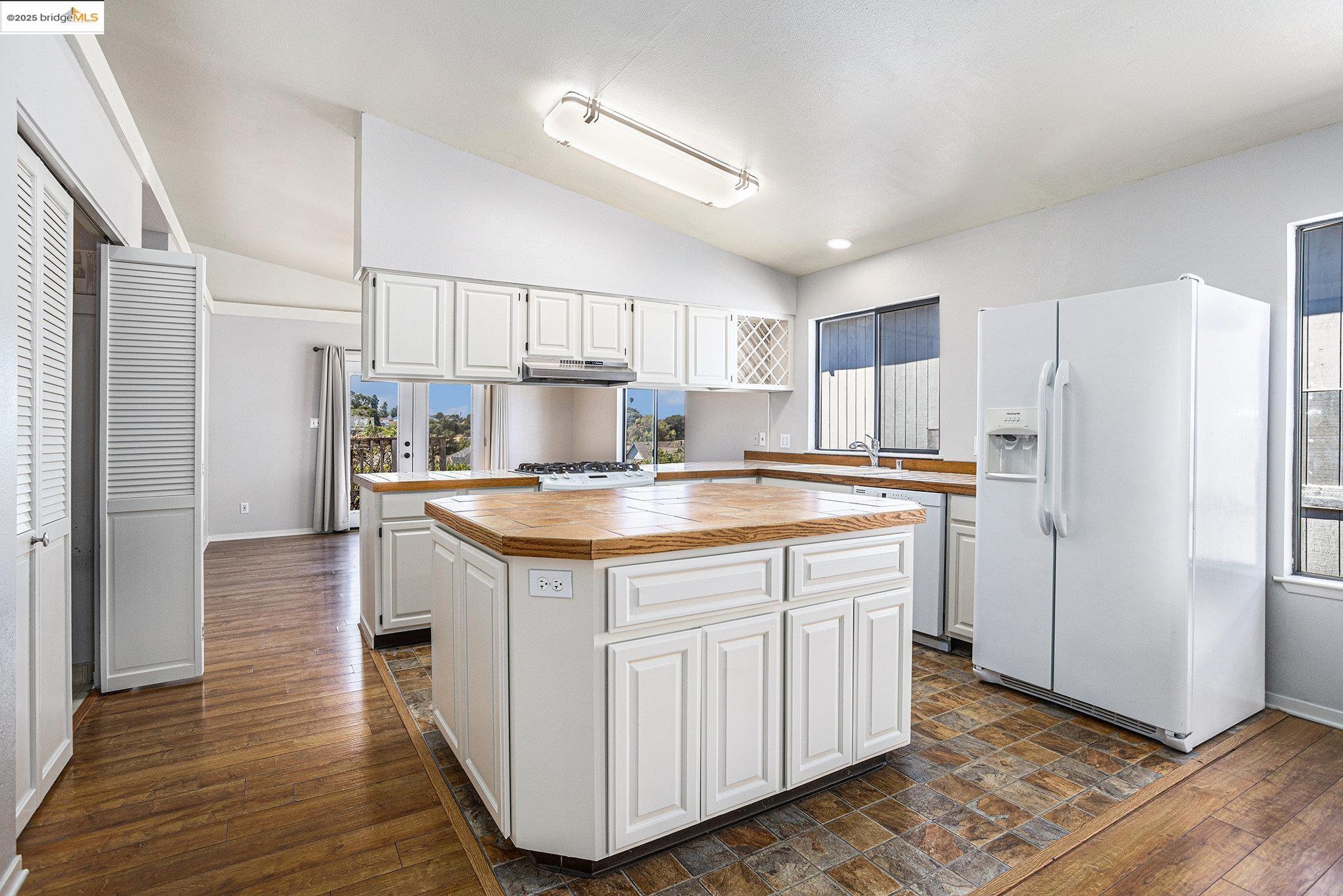 Detail Gallery Image 10 of 32 For 532 Barnes Way, Rodeo,  CA 94572 - 3 Beds | 3 Baths