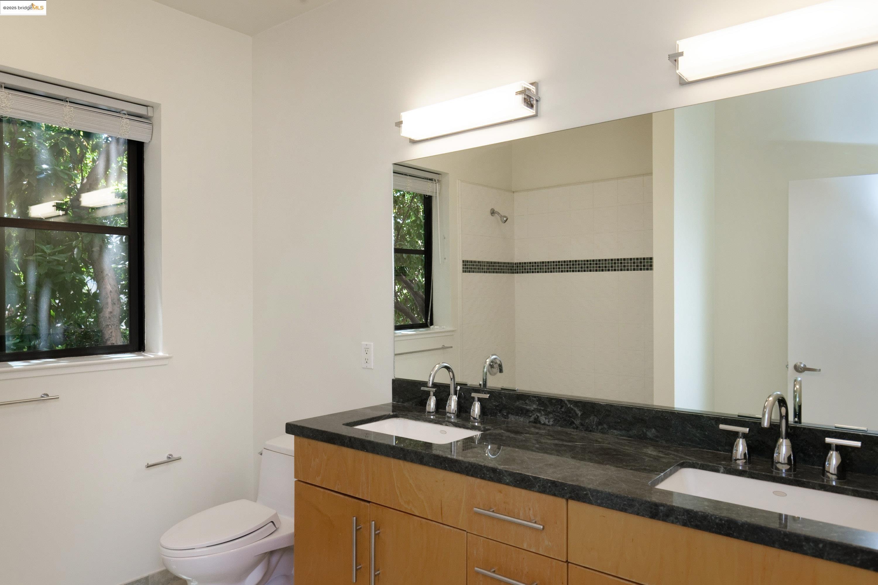 Detail Gallery Image 13 of 38 For 1565 32nd Street #4,  Oakland,  CA 94608 - 3 Beds | 3 Baths