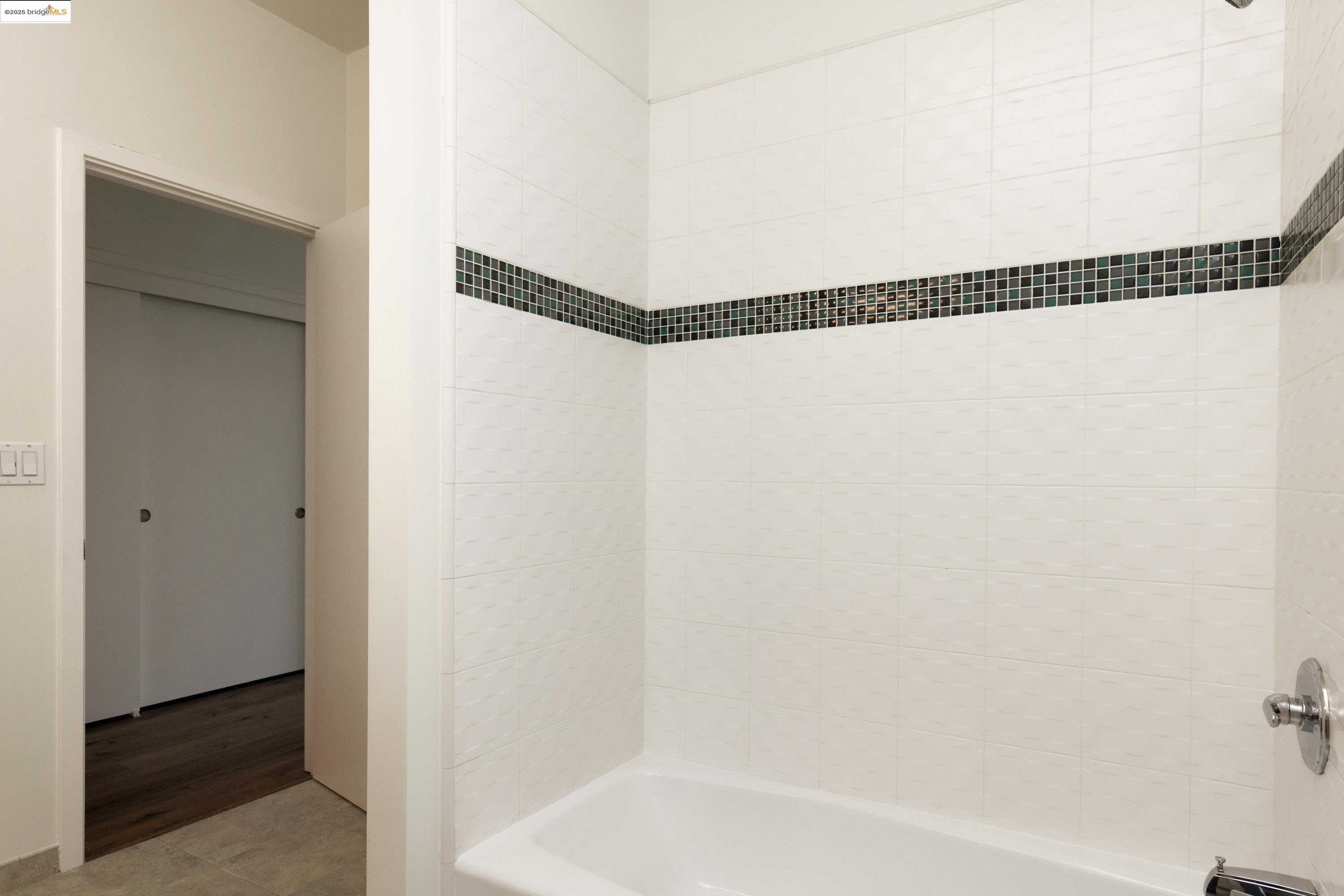 Detail Gallery Image 14 of 38 For 1565 32nd Street #4,  Oakland,  CA 94608 - 3 Beds | 3 Baths