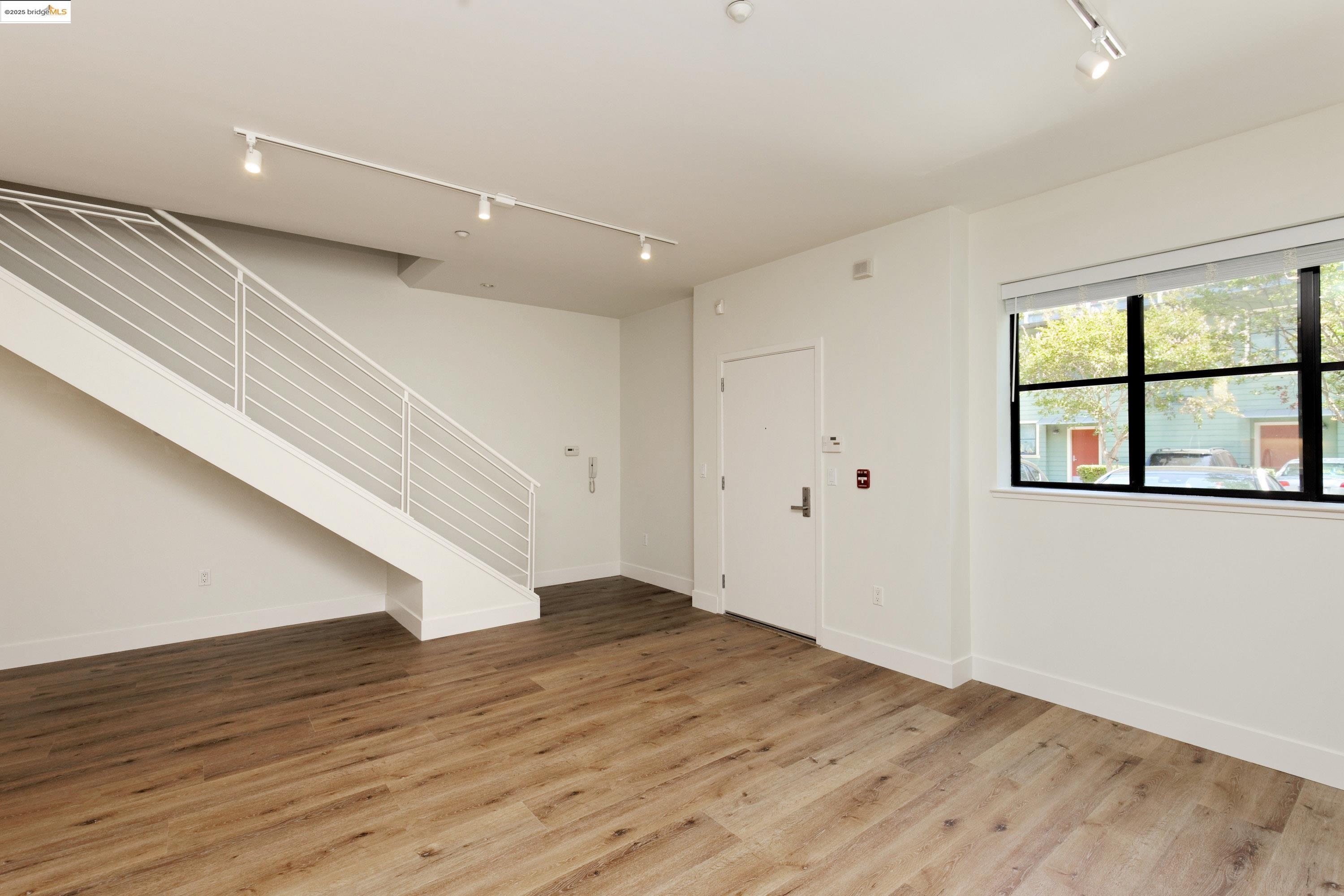 Detail Gallery Image 15 of 38 For 1565 32nd Street #4,  Oakland,  CA 94608 - 3 Beds | 3 Baths