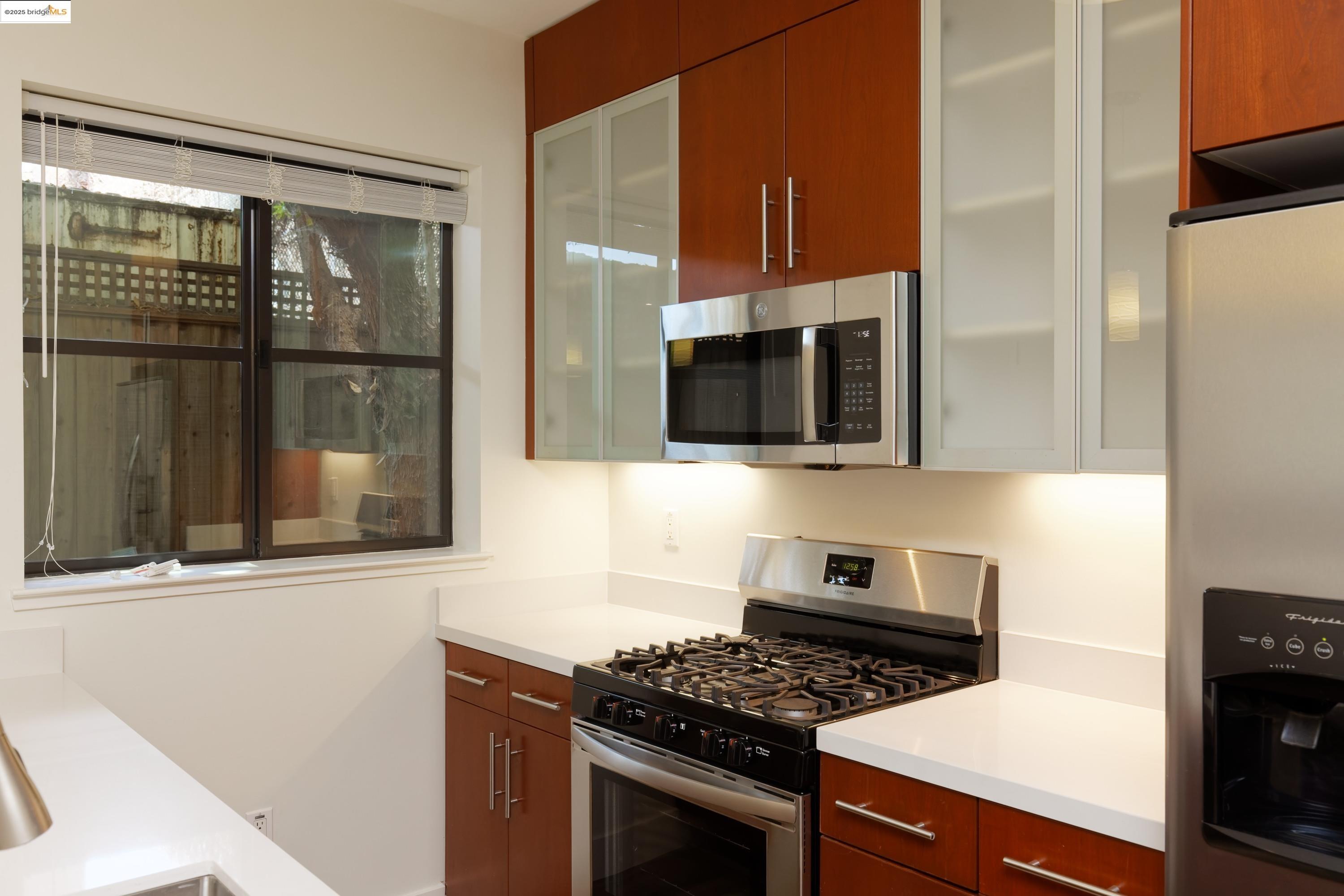 Detail Gallery Image 18 of 38 For 1565 32nd Street #4,  Oakland,  CA 94608 - 3 Beds | 3 Baths