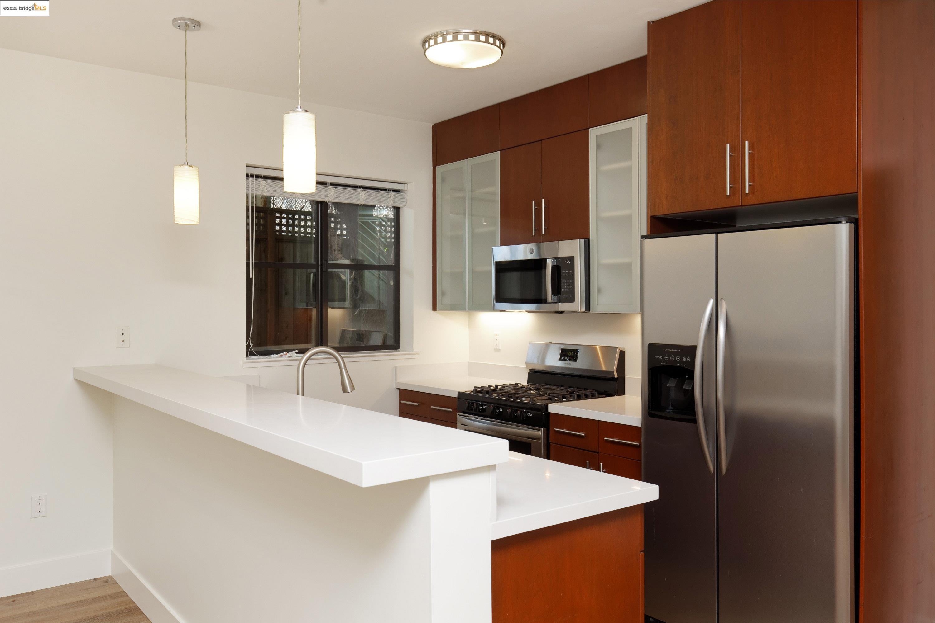 Detail Gallery Image 19 of 38 For 1565 32nd Street #4,  Oakland,  CA 94608 - 3 Beds | 3 Baths