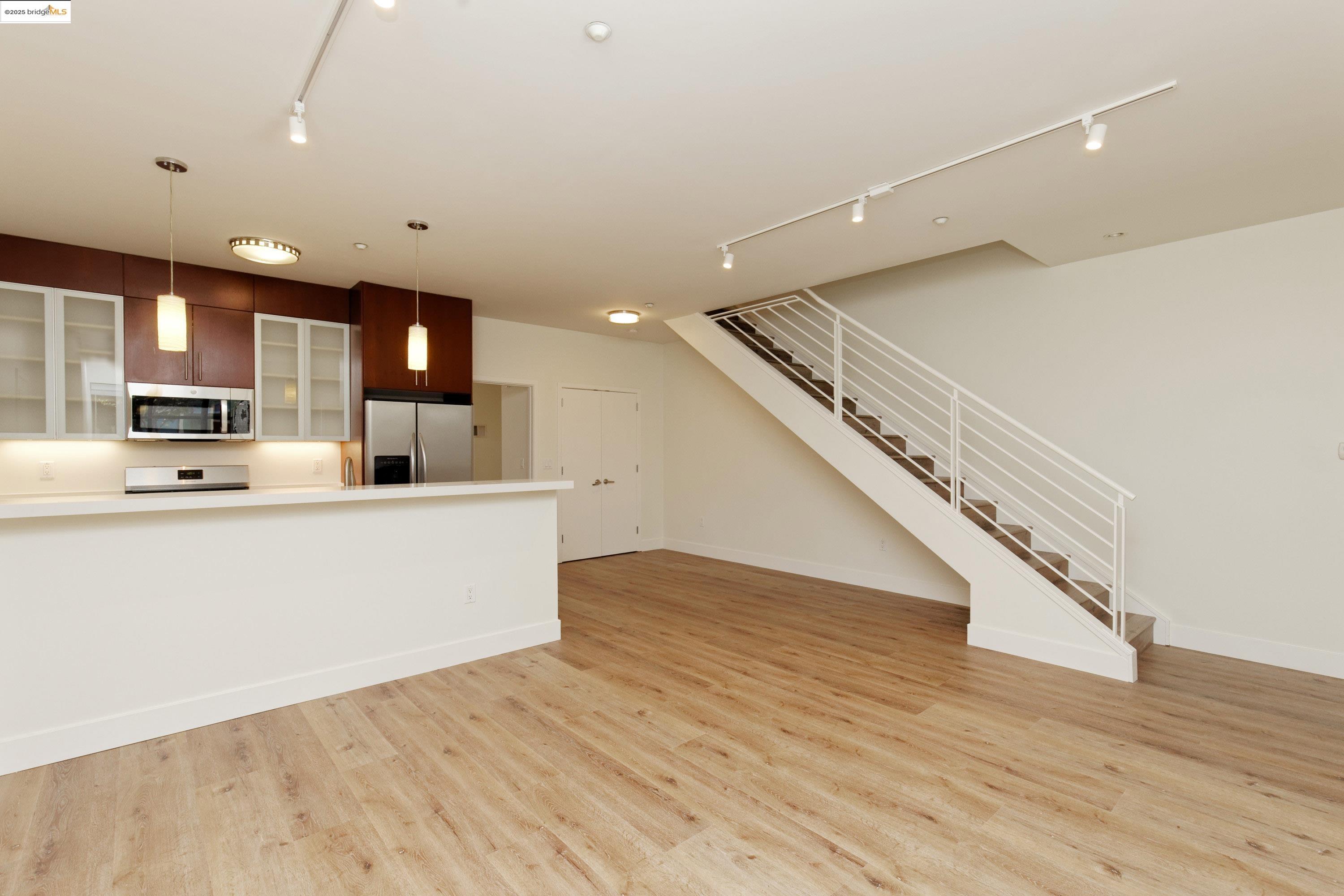 Detail Gallery Image 3 of 38 For 1565 32nd Street #4,  Oakland,  CA 94608 - 3 Beds | 3 Baths