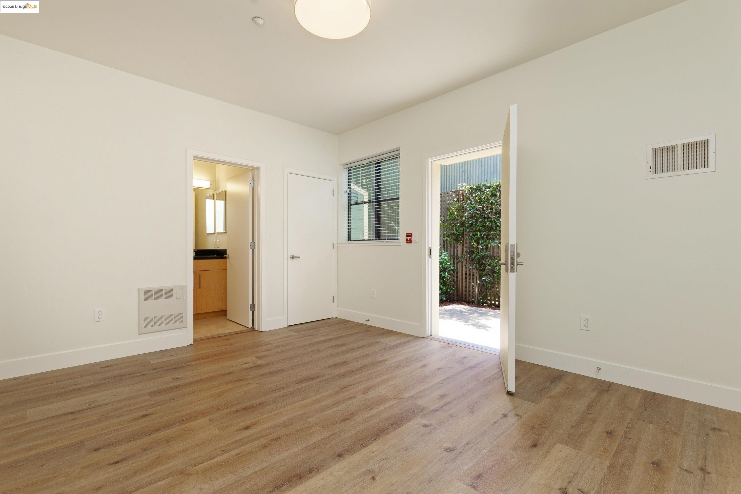 Detail Gallery Image 21 of 38 For 1565 32nd Street #4,  Oakland,  CA 94608 - 3 Beds | 3 Baths