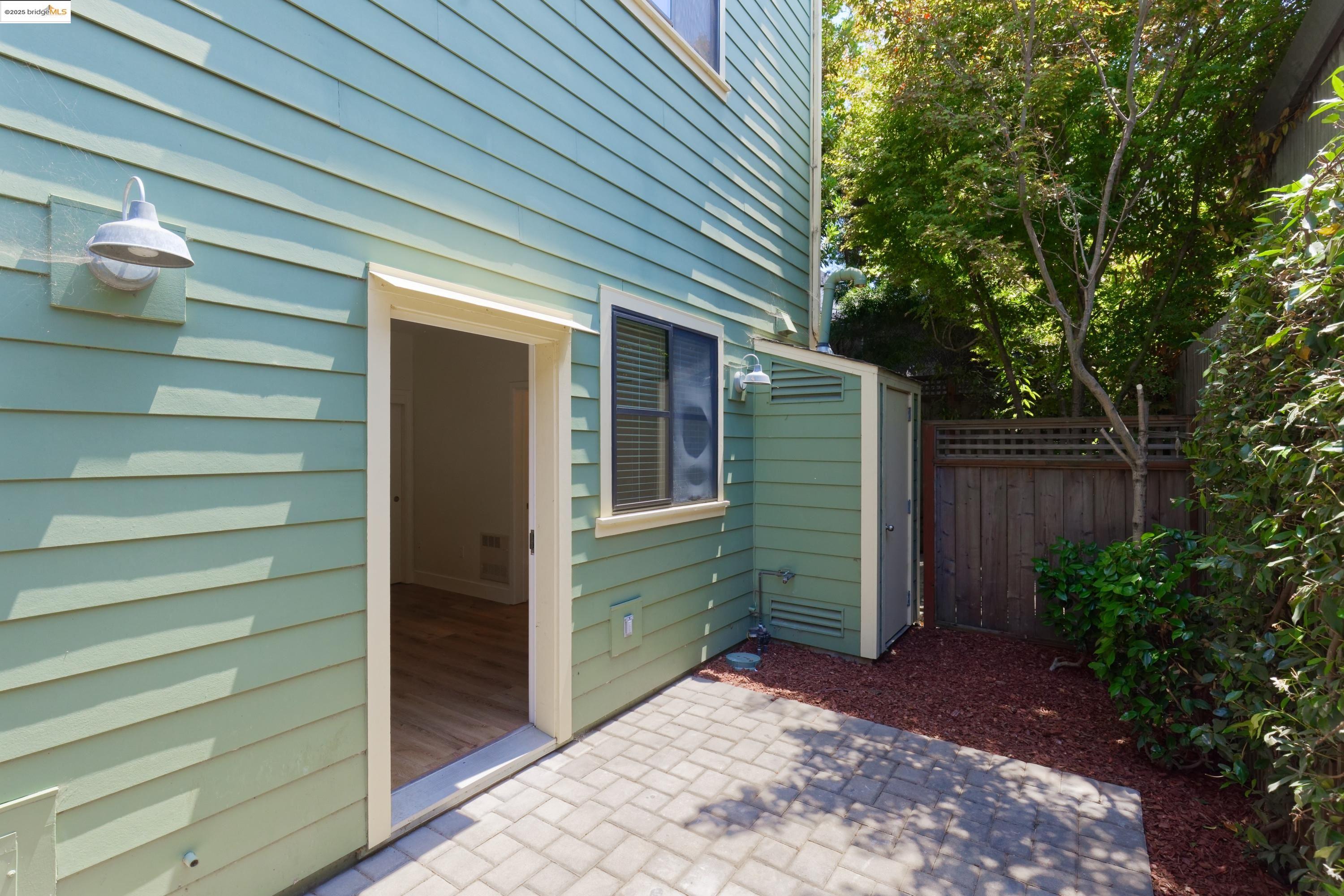 Detail Gallery Image 23 of 38 For 1565 32nd Street #4,  Oakland,  CA 94608 - 3 Beds | 3 Baths