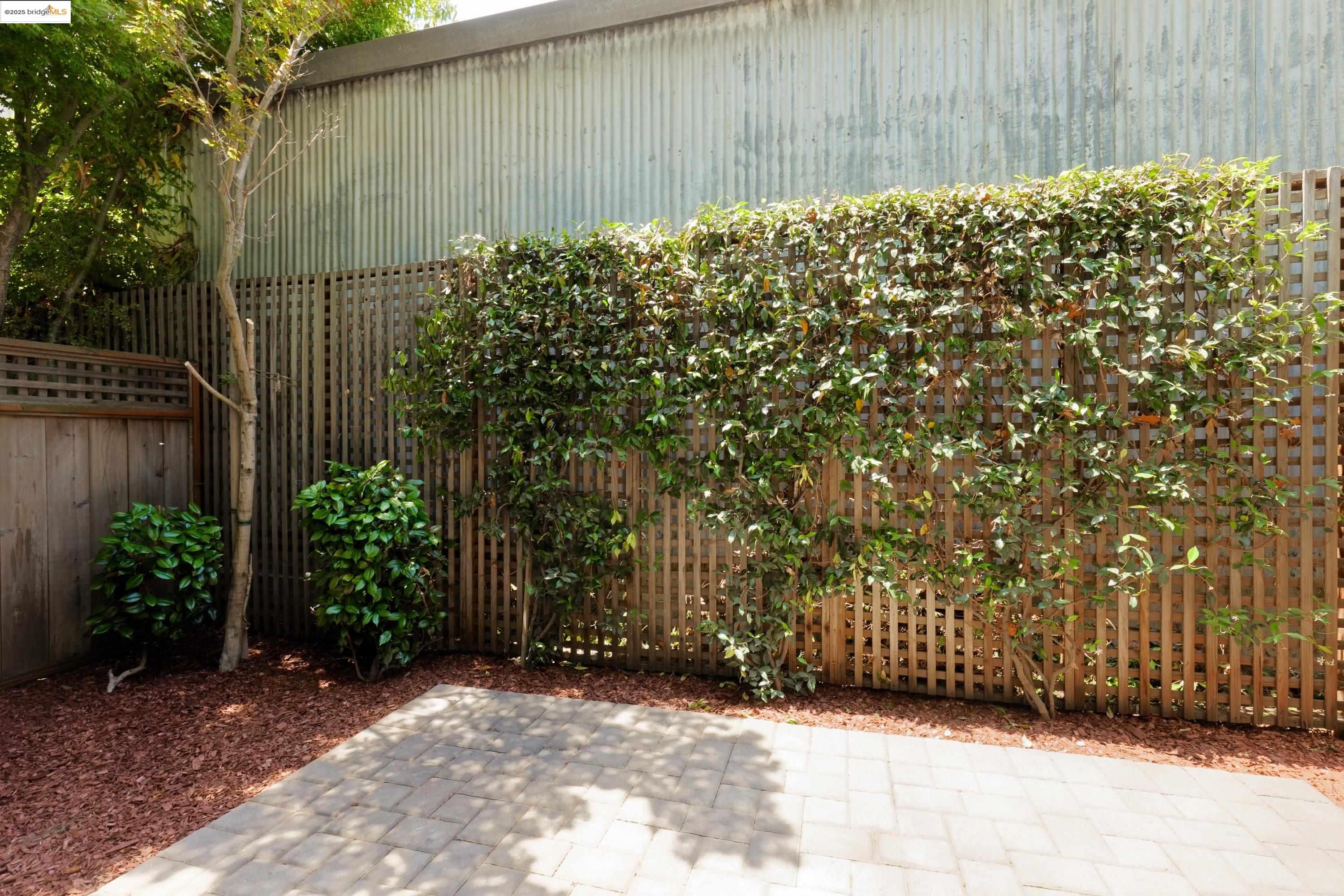 Detail Gallery Image 24 of 38 For 1565 32nd Street #4,  Oakland,  CA 94608 - 3 Beds | 3 Baths