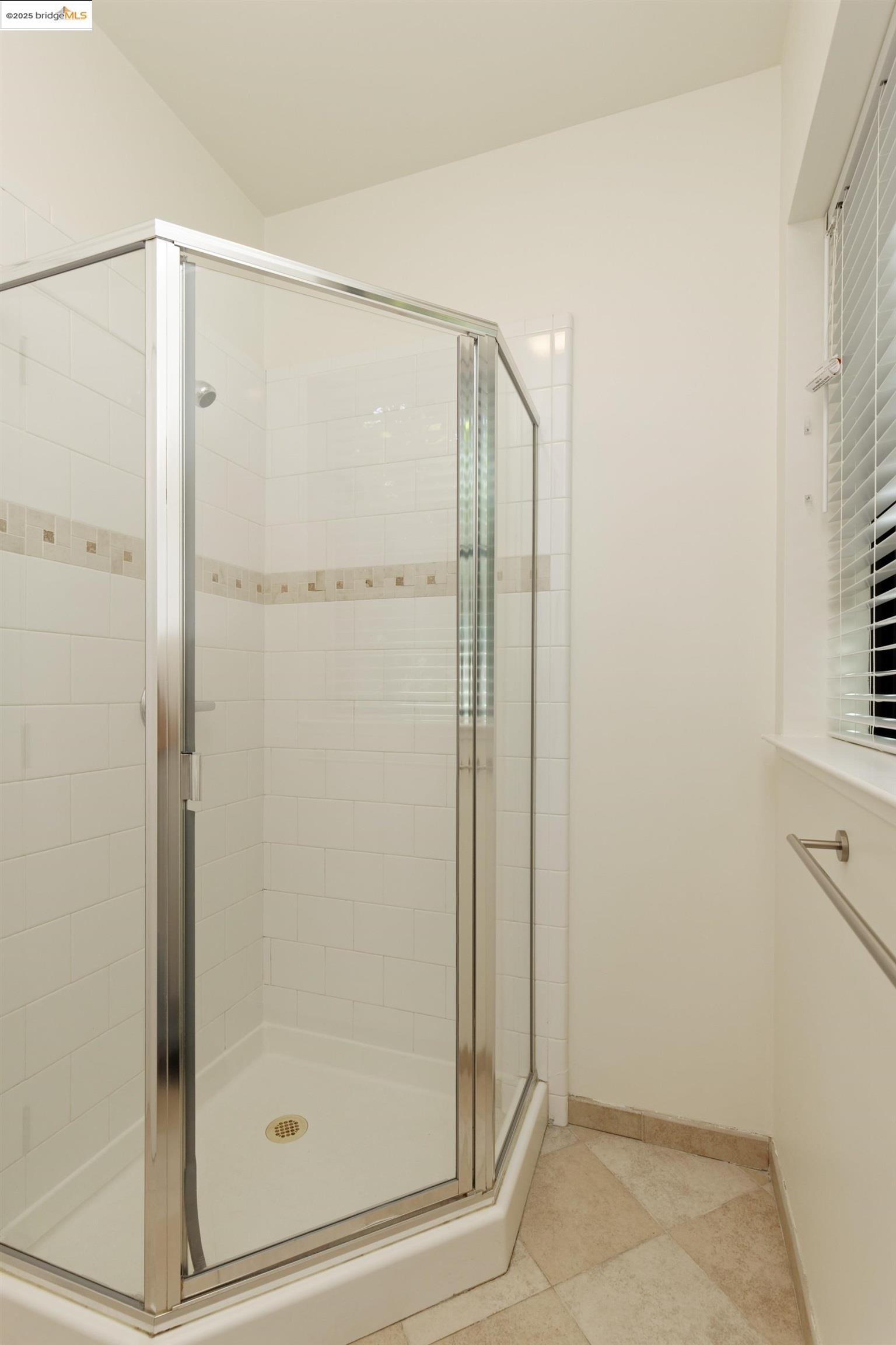 Detail Gallery Image 26 of 38 For 1565 32nd Street #4,  Oakland,  CA 94608 - 3 Beds | 3 Baths