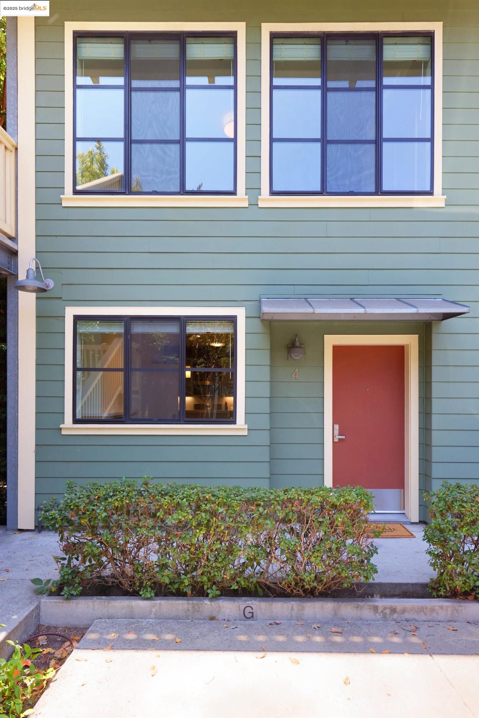 Detail Gallery Image 30 of 38 For 1565 32nd Street #4,  Oakland,  CA 94608 - 3 Beds | 3 Baths