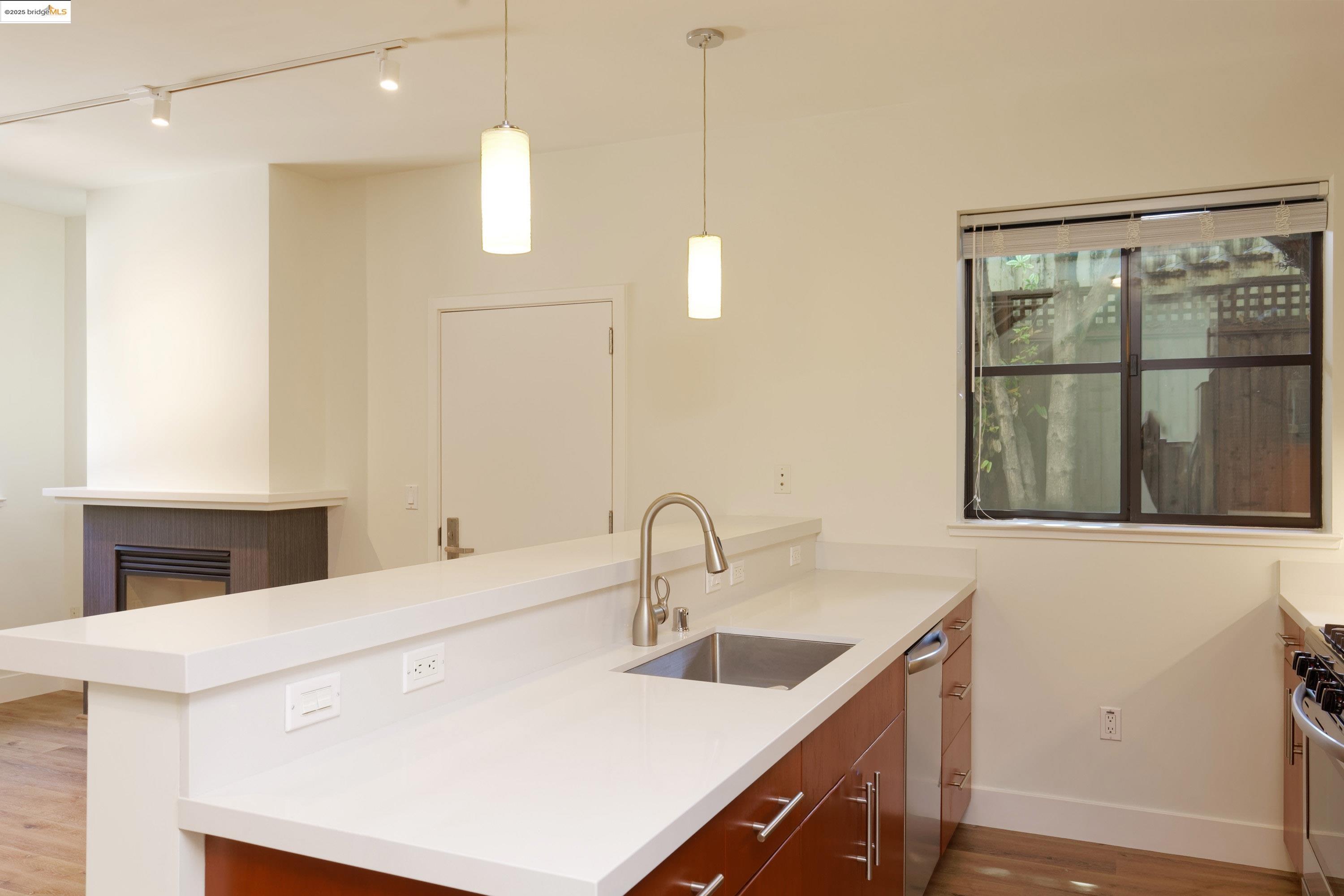 Detail Gallery Image 4 of 38 For 1565 32nd Street #4,  Oakland,  CA 94608 - 3 Beds | 3 Baths