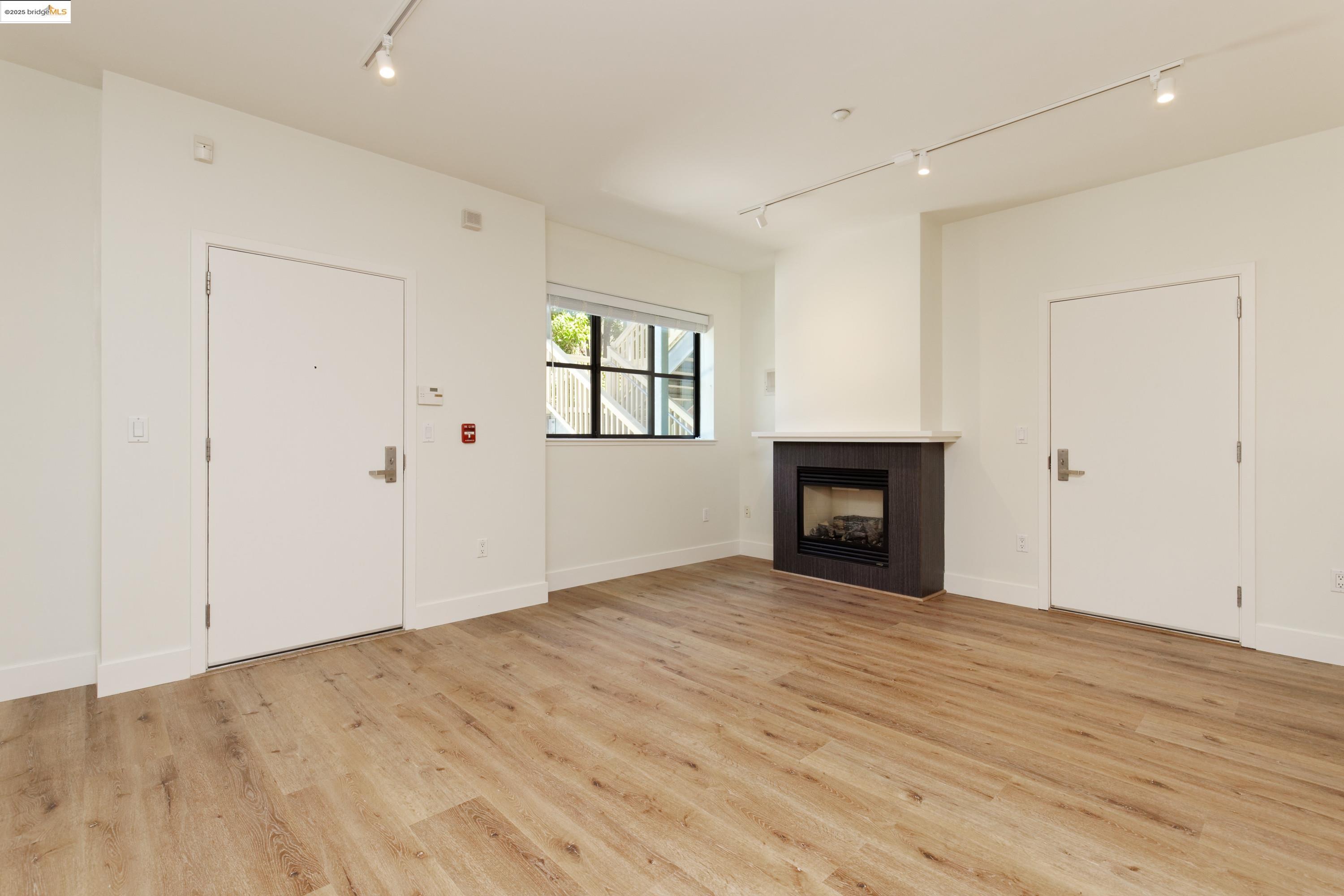 Detail Gallery Image 5 of 38 For 1565 32nd Street #4,  Oakland,  CA 94608 - 3 Beds | 3 Baths