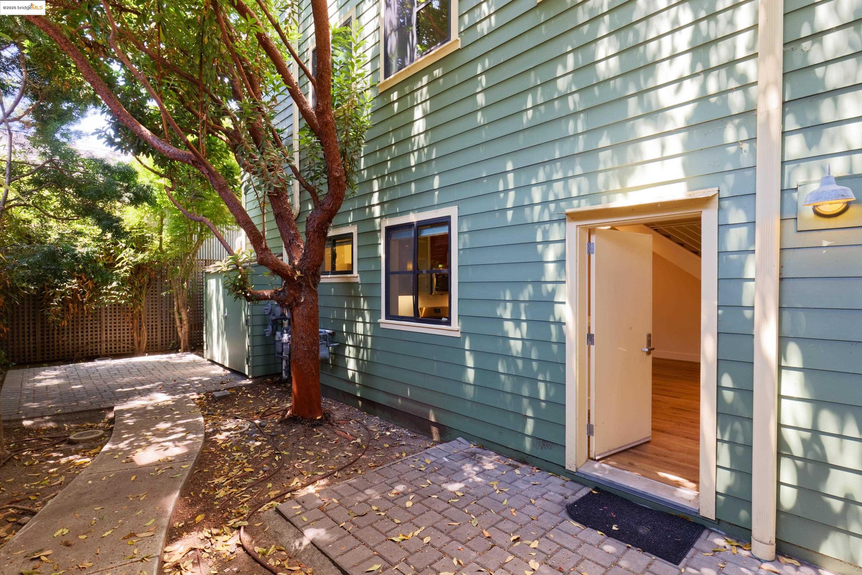 Detail Gallery Image 7 of 38 For 1565 32nd Street #4,  Oakland,  CA 94608 - 3 Beds | 3 Baths