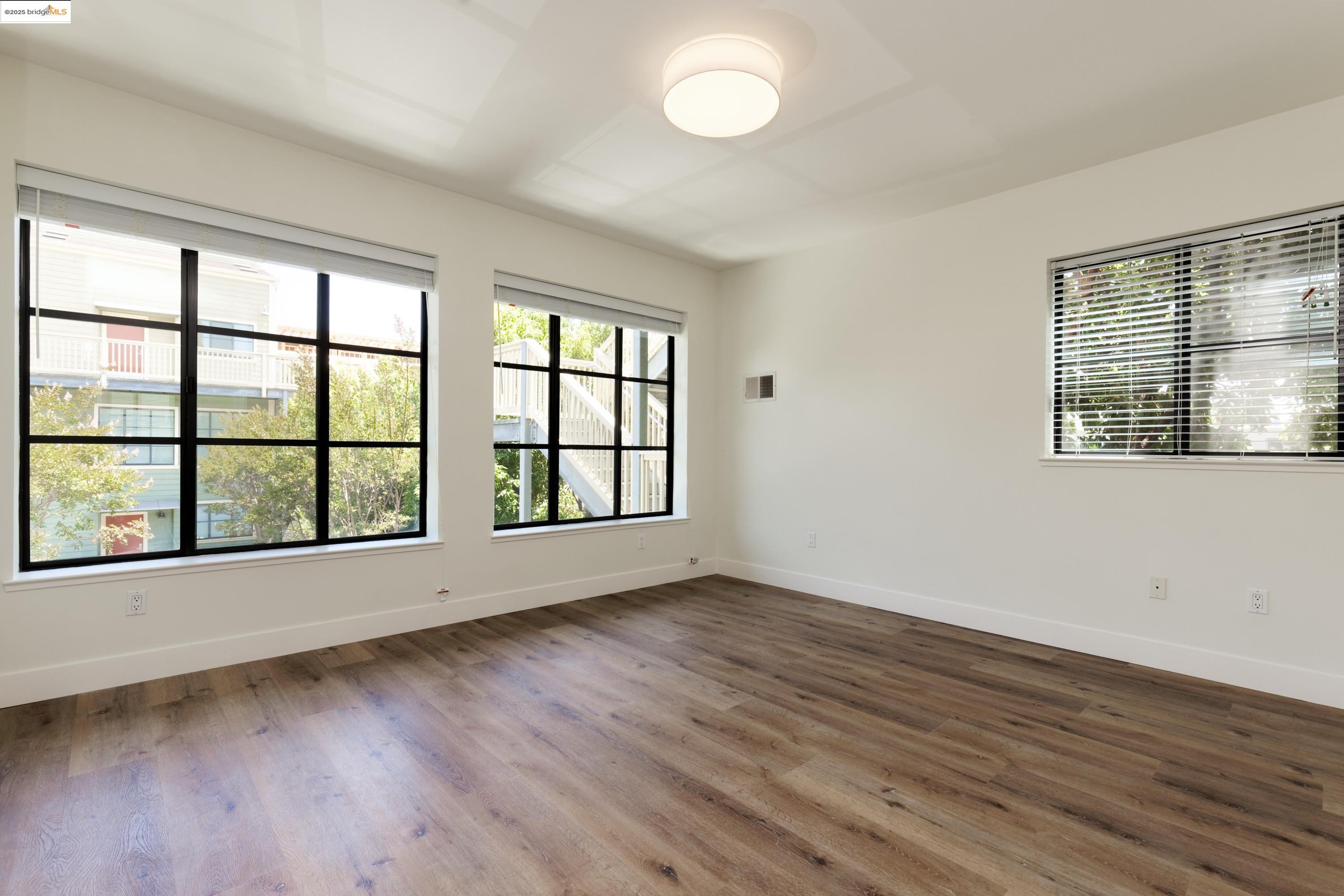 Detail Gallery Image 9 of 38 For 1565 32nd Street #4,  Oakland,  CA 94608 - 3 Beds | 3 Baths