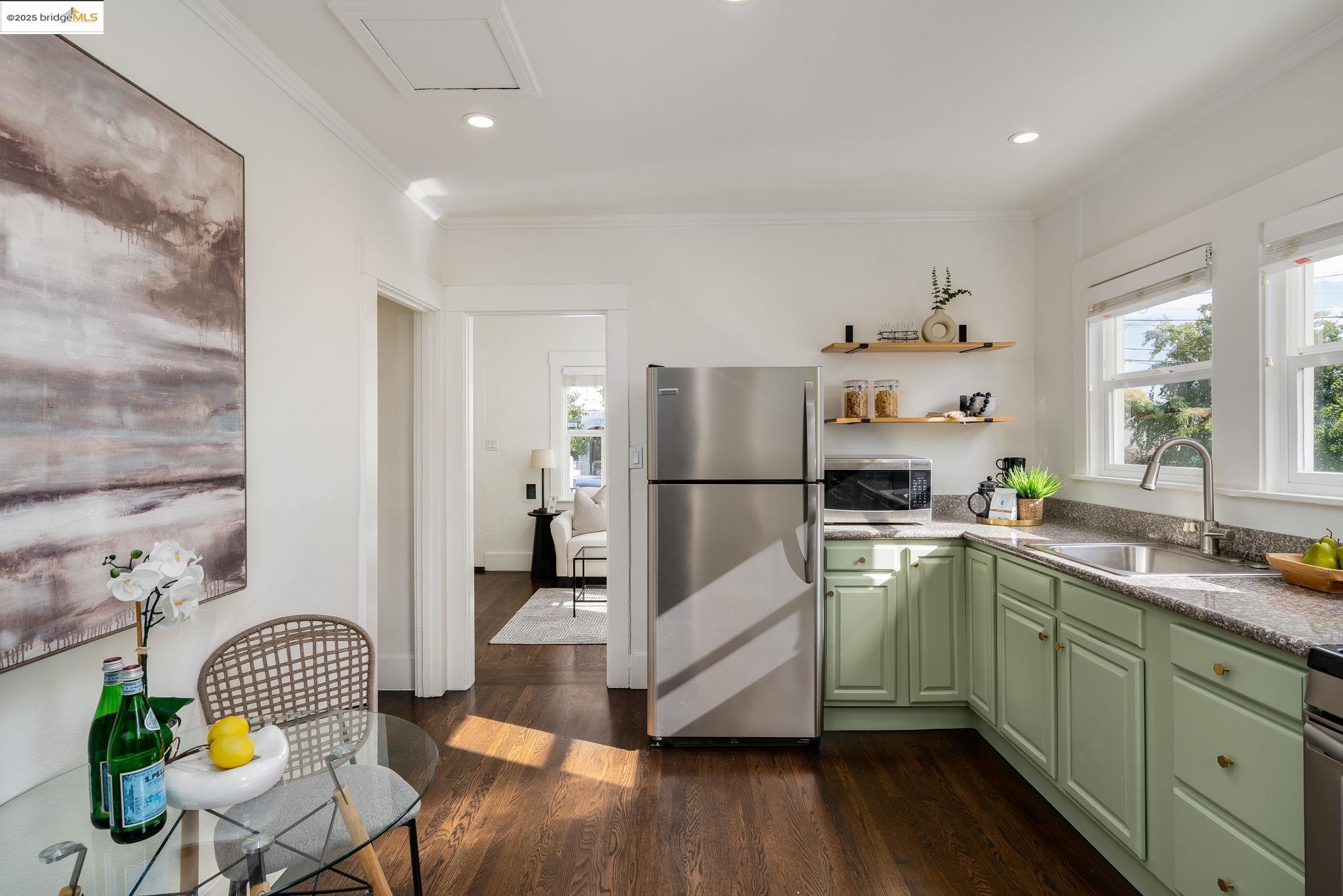Detail Gallery Image 3 of 39 For 3661 Loma Vista, Oakland,  CA 94619 - 2 Beds | 1 Baths