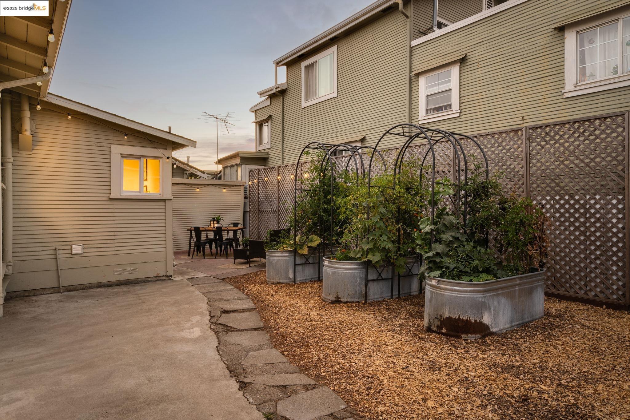 Detail Gallery Image 20 of 39 For 3661 Loma Vista, Oakland,  CA 94619 - 2 Beds | 1 Baths