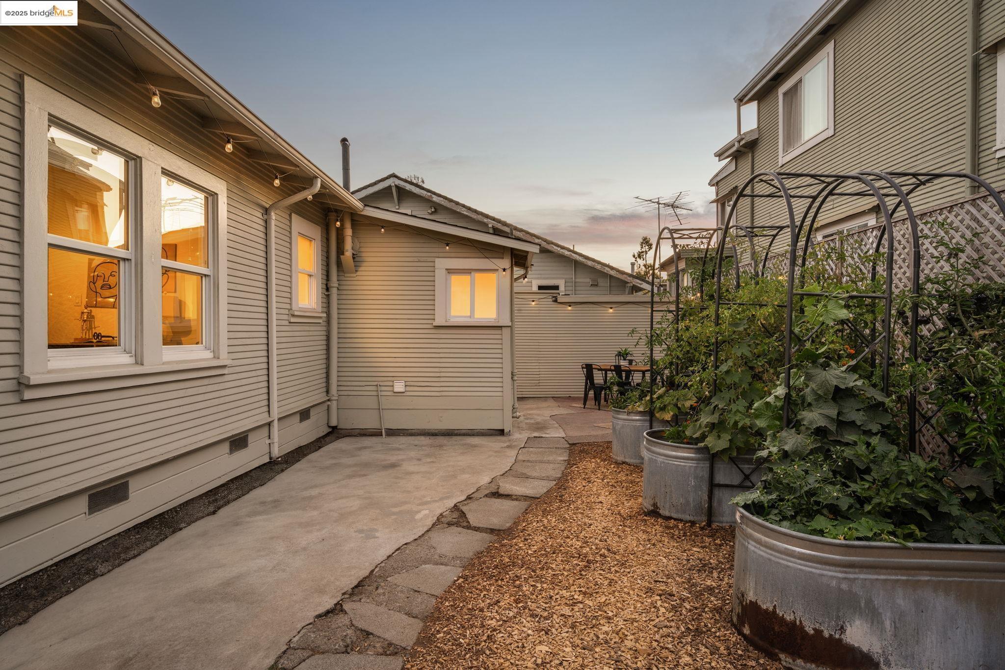 Detail Gallery Image 21 of 39 For 3661 Loma Vista, Oakland,  CA 94619 - 2 Beds | 1 Baths