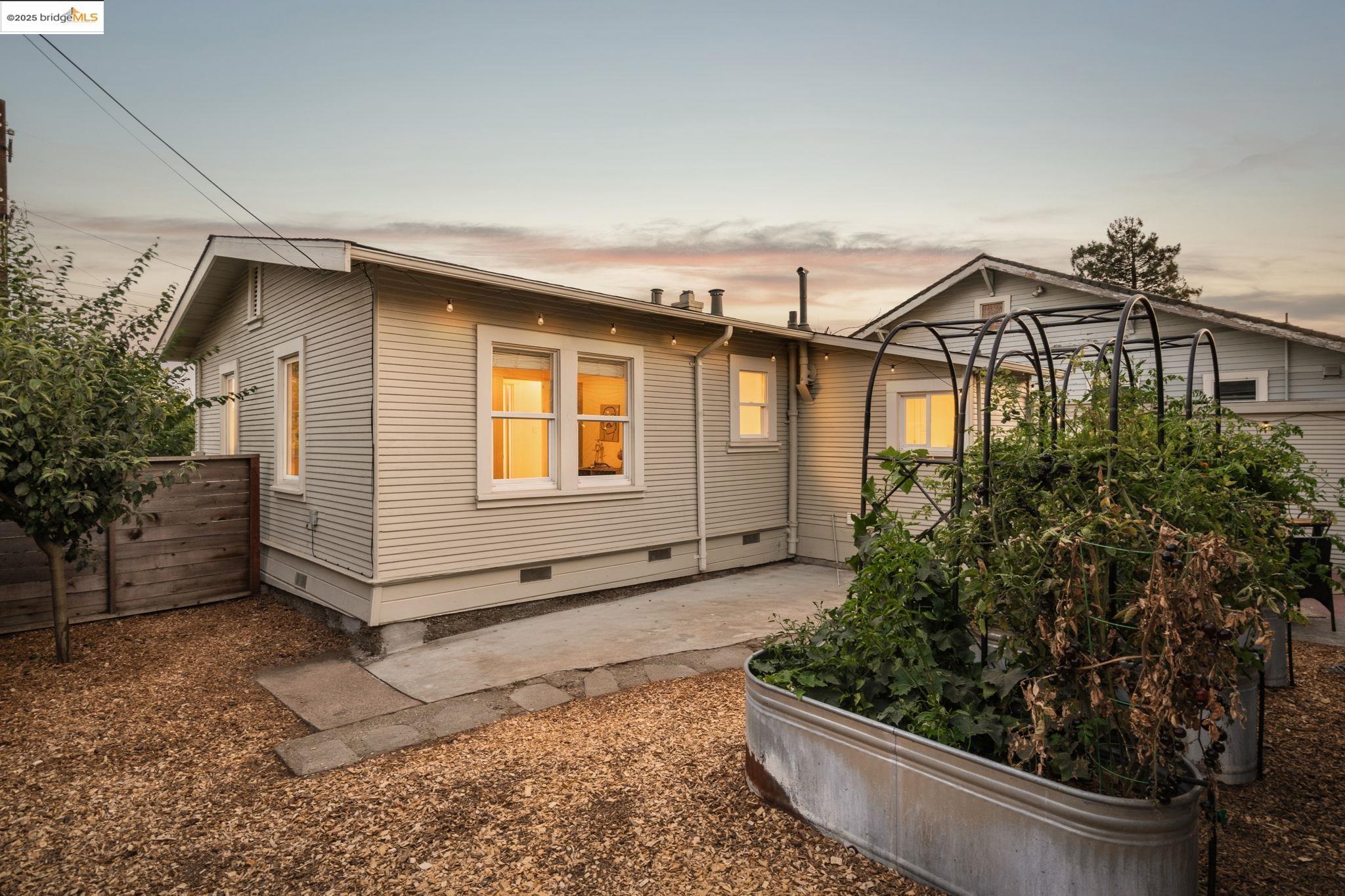 Detail Gallery Image 22 of 39 For 3661 Loma Vista, Oakland,  CA 94619 - 2 Beds | 1 Baths