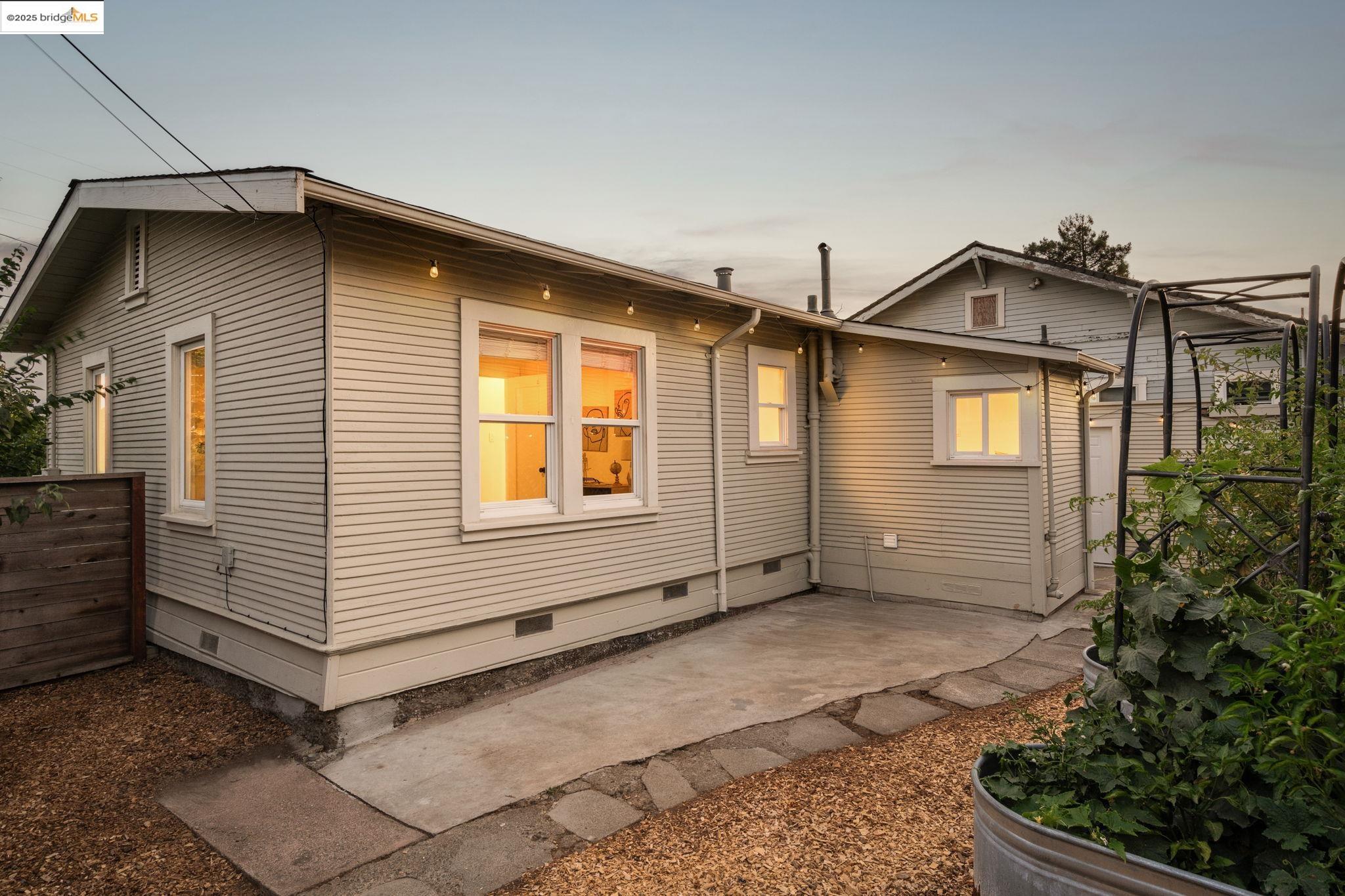 Detail Gallery Image 23 of 39 For 3661 Loma Vista, Oakland,  CA 94619 - 2 Beds | 1 Baths