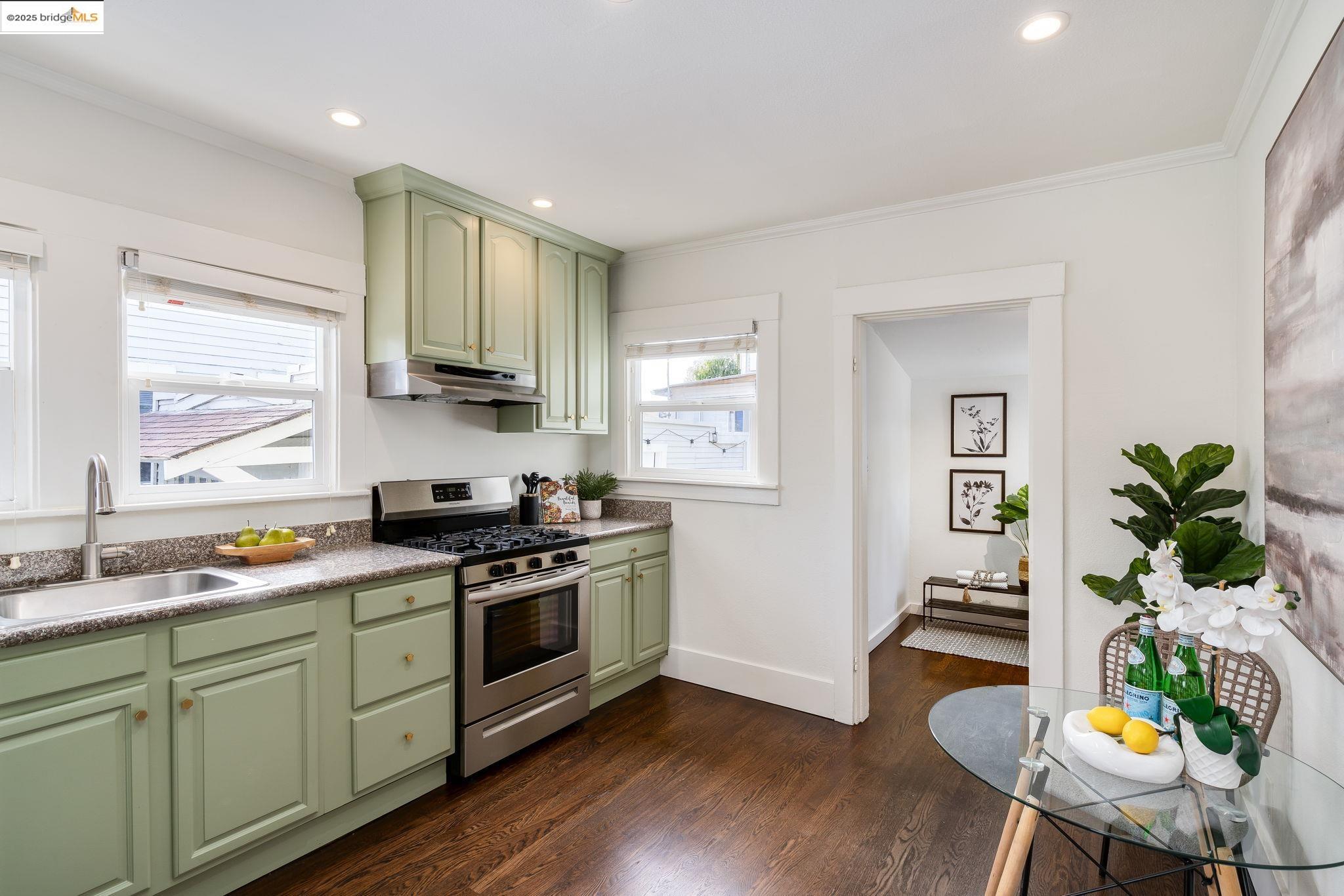 Detail Gallery Image 9 of 39 For 3661 Loma Vista, Oakland,  CA 94619 - 2 Beds | 1 Baths