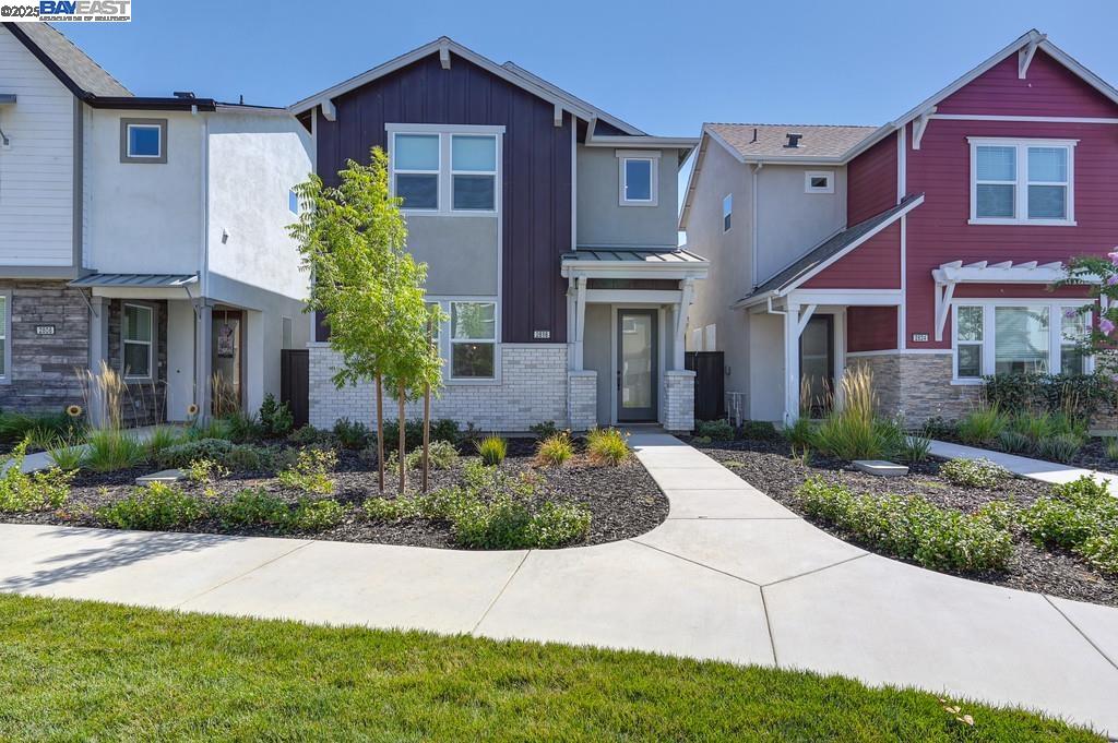 Detail Gallery Image 1 of 40 For 2816 Earthened Walk, Sacramento,  CA 95833 - 3 Beds | 3 Baths