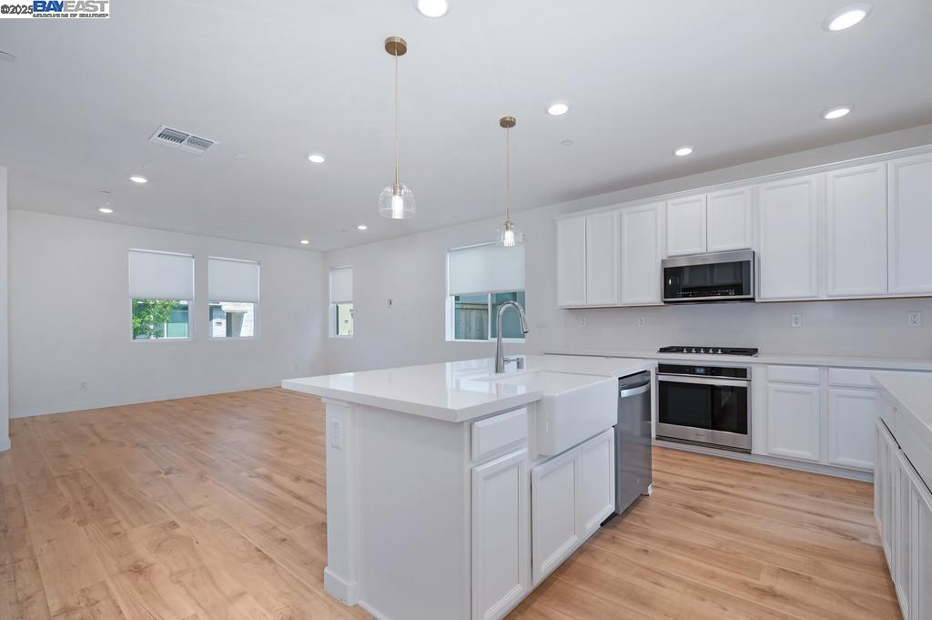 Detail Gallery Image 13 of 40 For 2816 Earthened Walk, Sacramento,  CA 95833 - 3 Beds | 3 Baths