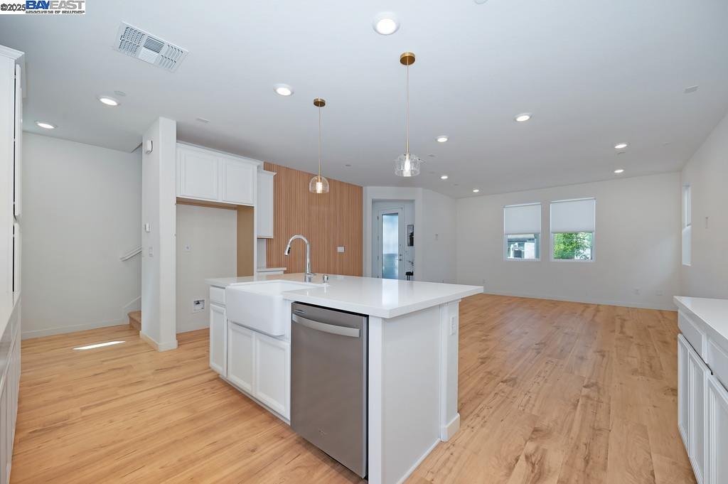Detail Gallery Image 14 of 40 For 2816 Earthened Walk, Sacramento,  CA 95833 - 3 Beds | 3 Baths