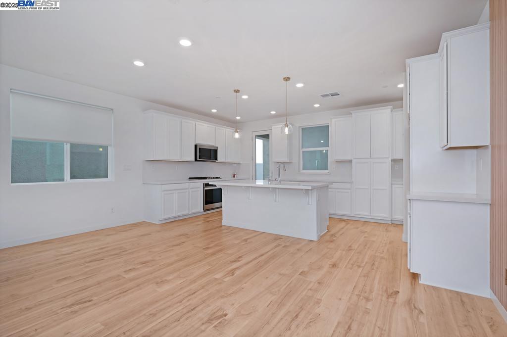 Detail Gallery Image 9 of 40 For 2816 Earthened Walk, Sacramento,  CA 95833 - 3 Beds | 3 Baths