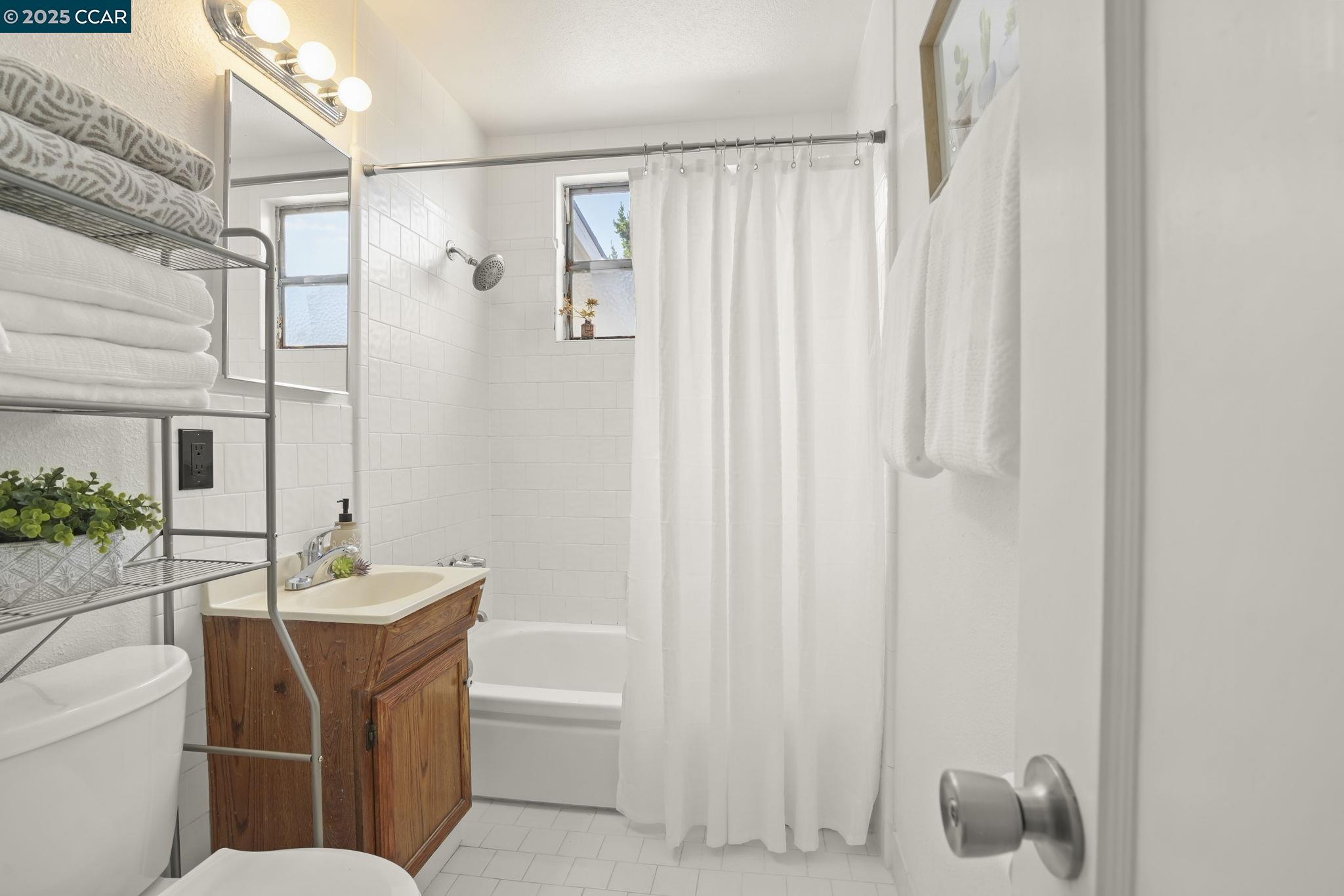 Detail Gallery Image 13 of 20 For 1942 Jacqueline Way, Concord,  CA 94519-1718 - 3 Beds | 1 Baths