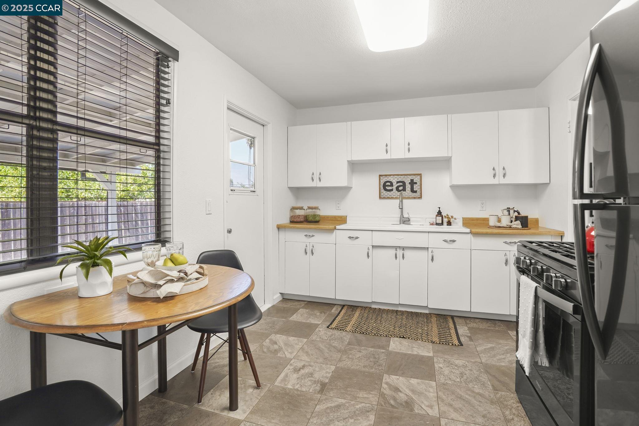 Detail Gallery Image 8 of 20 For 1942 Jacqueline Way, Concord,  CA 94519-1718 - 3 Beds | 1 Baths