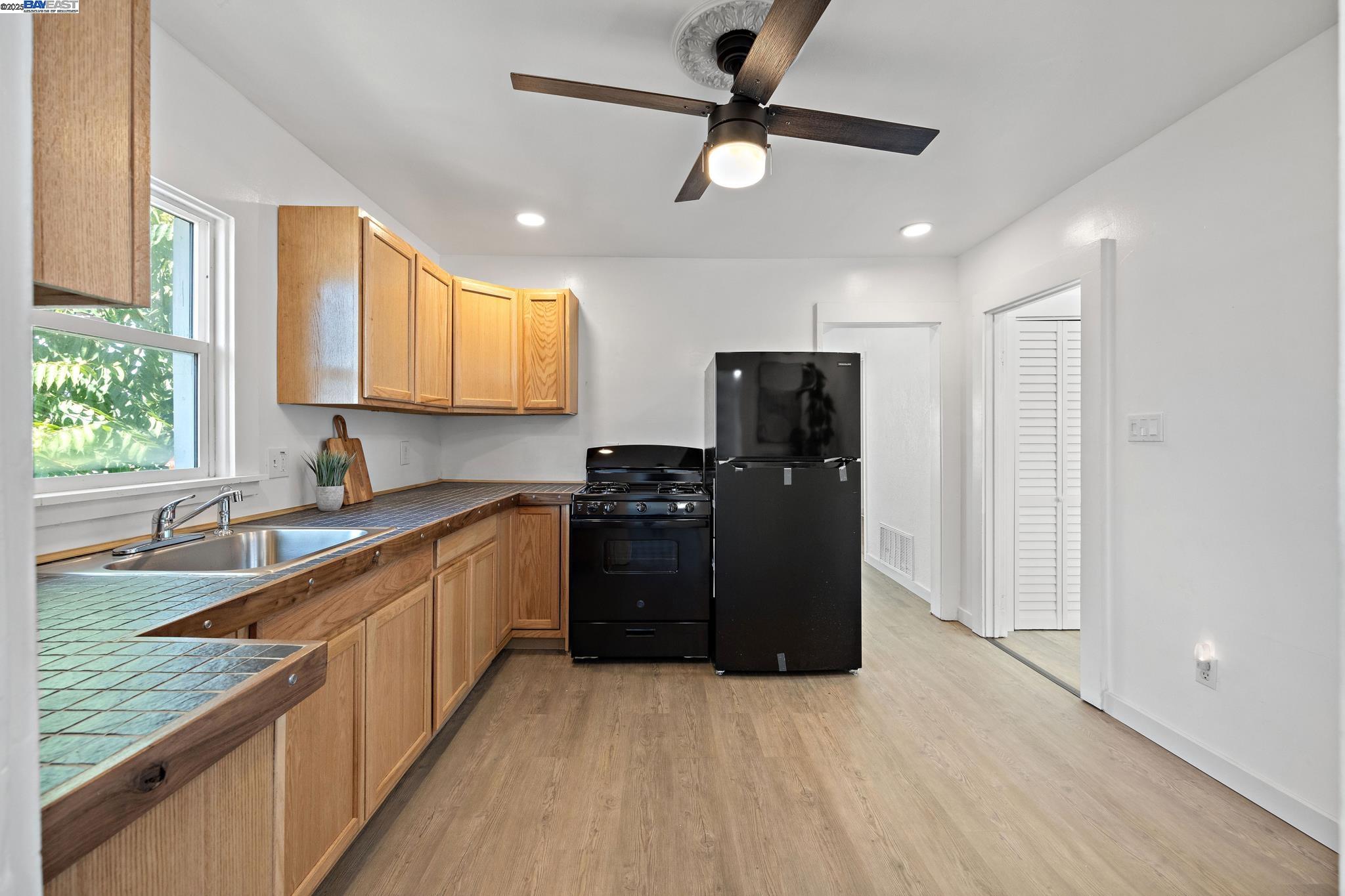 Detail Gallery Image 12 of 29 For 1385 Palm Ave, Martinez,  CA 94553 - 2 Beds | 1 Baths
