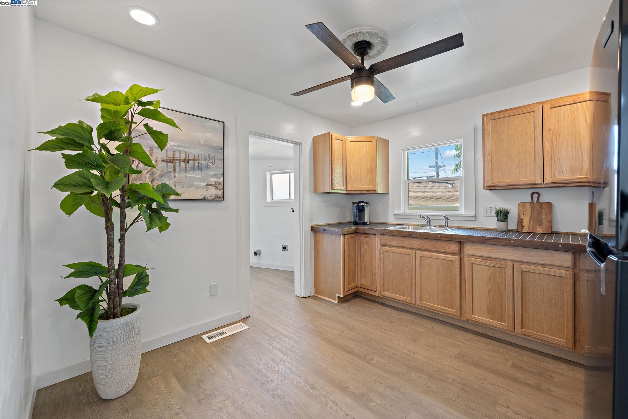 Detail Gallery Image 10 of 29 For 1385 Palm Ave, Martinez,  CA 94553 - 2 Beds | 1 Baths