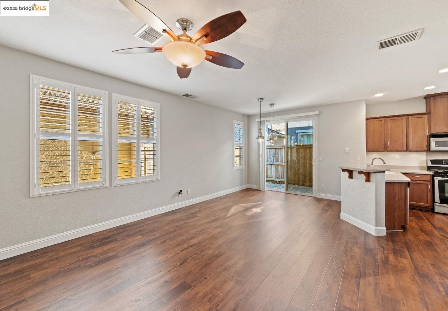 Detail Gallery Image 4 of 13 For 8725 Cortina Cir, Roseville,  CA 95678 - 3 Beds | 2/1 Baths