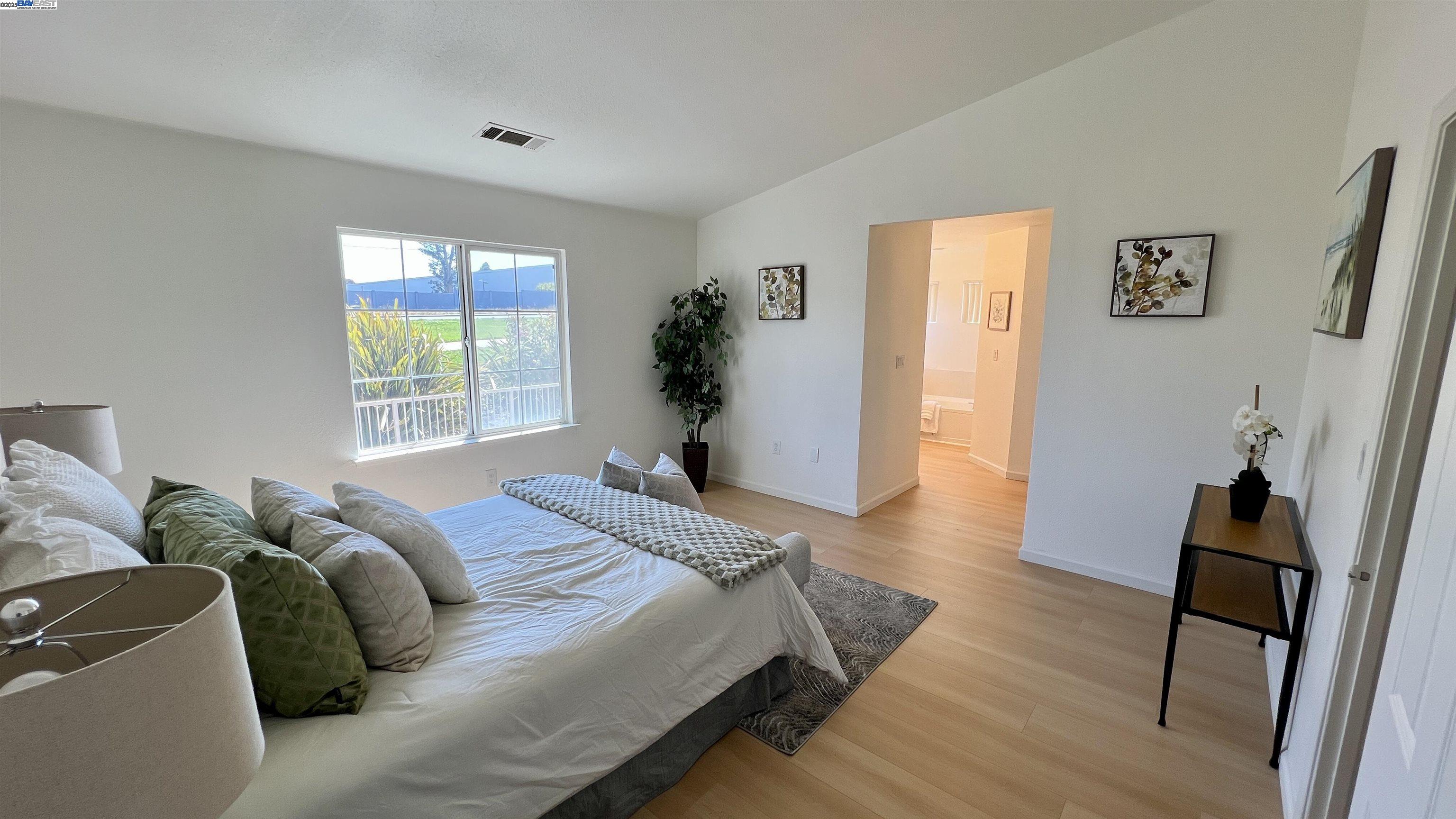 Detail Gallery Image 12 of 28 For 1028 Landmark Ct, Richmond,  CA 94806 - 4 Beds | 2/1 Baths