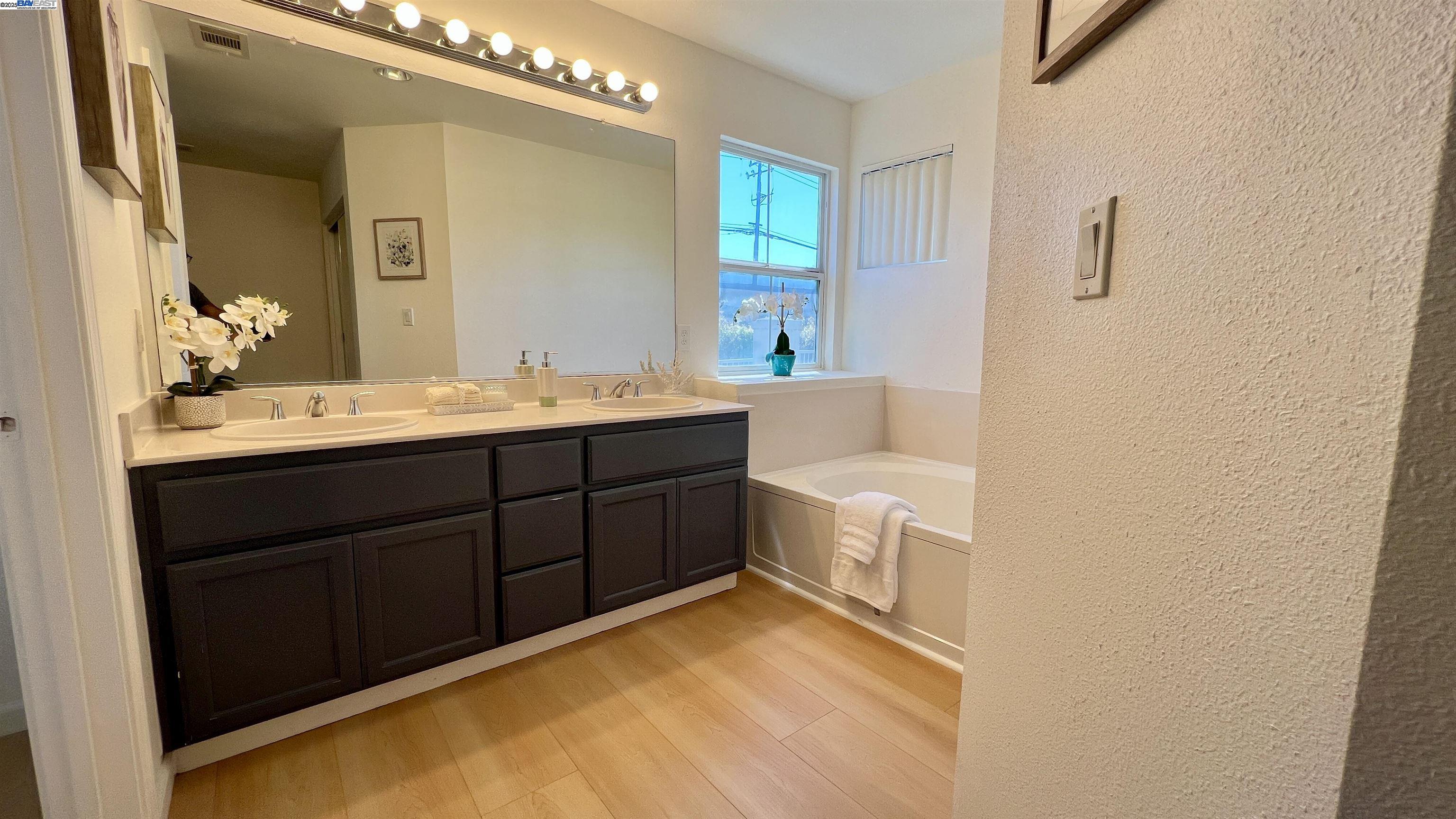 Detail Gallery Image 13 of 28 For 1028 Landmark Ct, Richmond,  CA 94806 - 4 Beds | 2/1 Baths