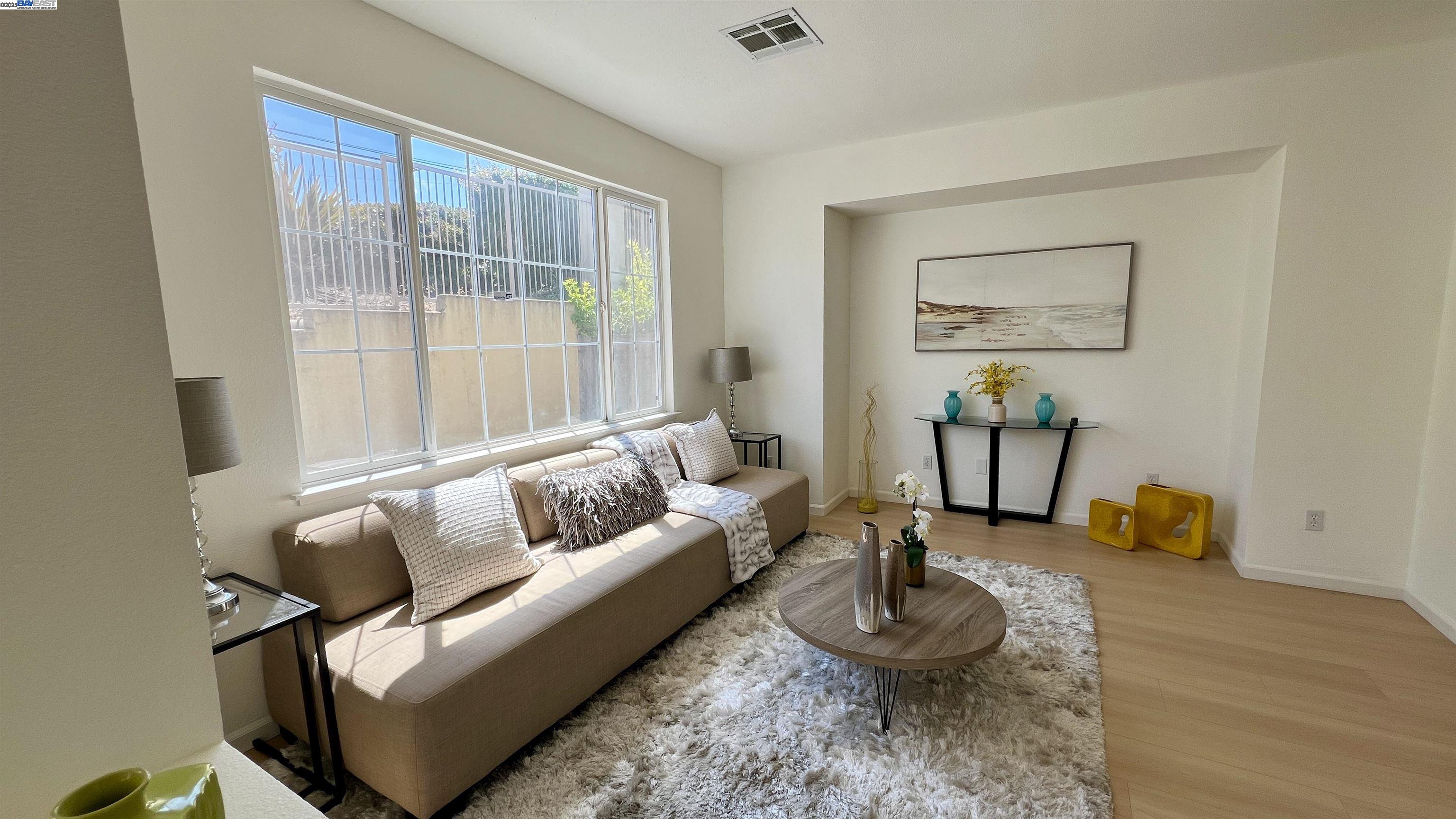 Detail Gallery Image 4 of 28 For 1028 Landmark Ct, Richmond,  CA 94806 - 4 Beds | 2/1 Baths